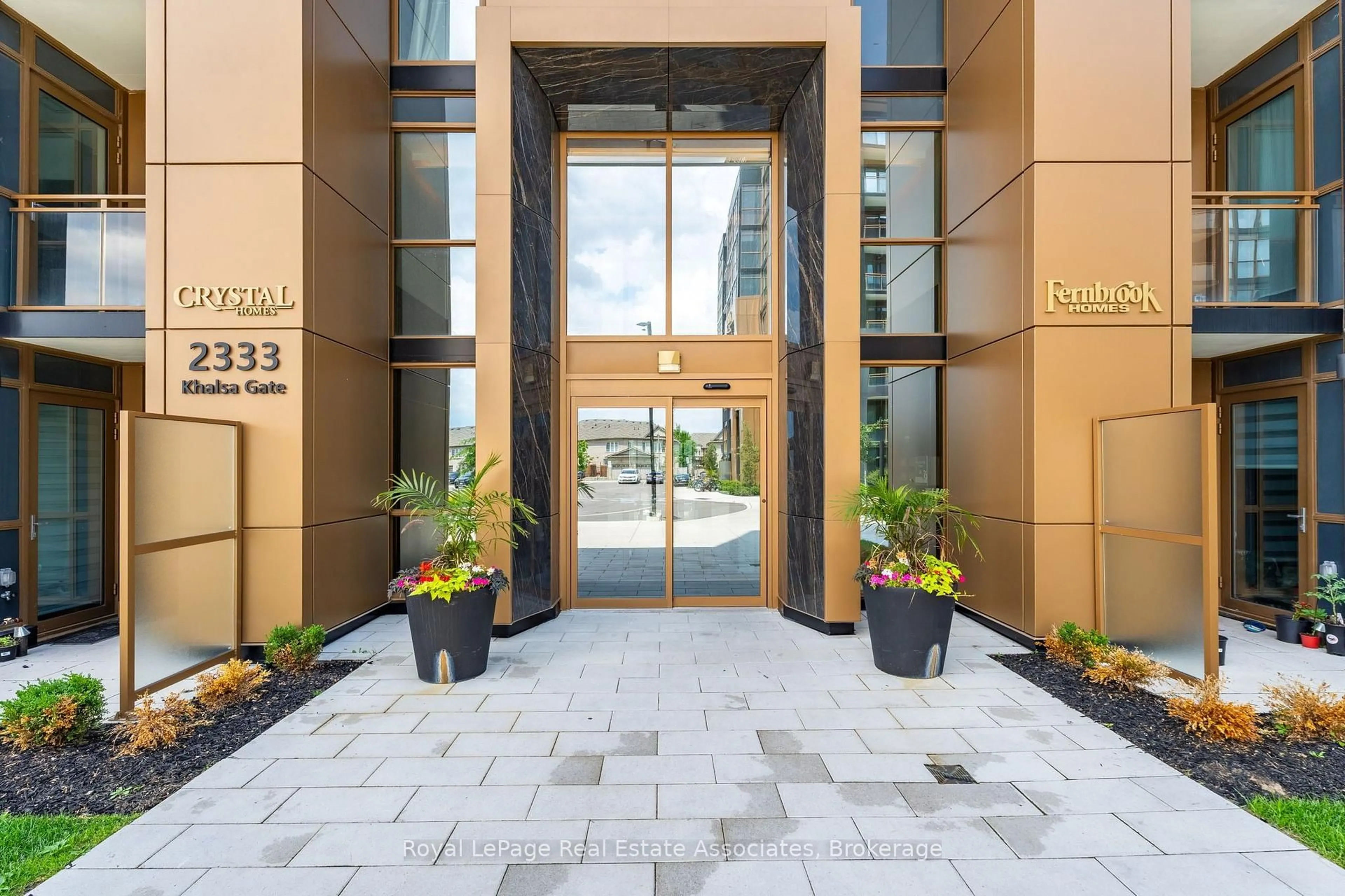 Indoor foyer for 2333 Khalsa Gate #702, Oakville Ontario L6M 0X7
