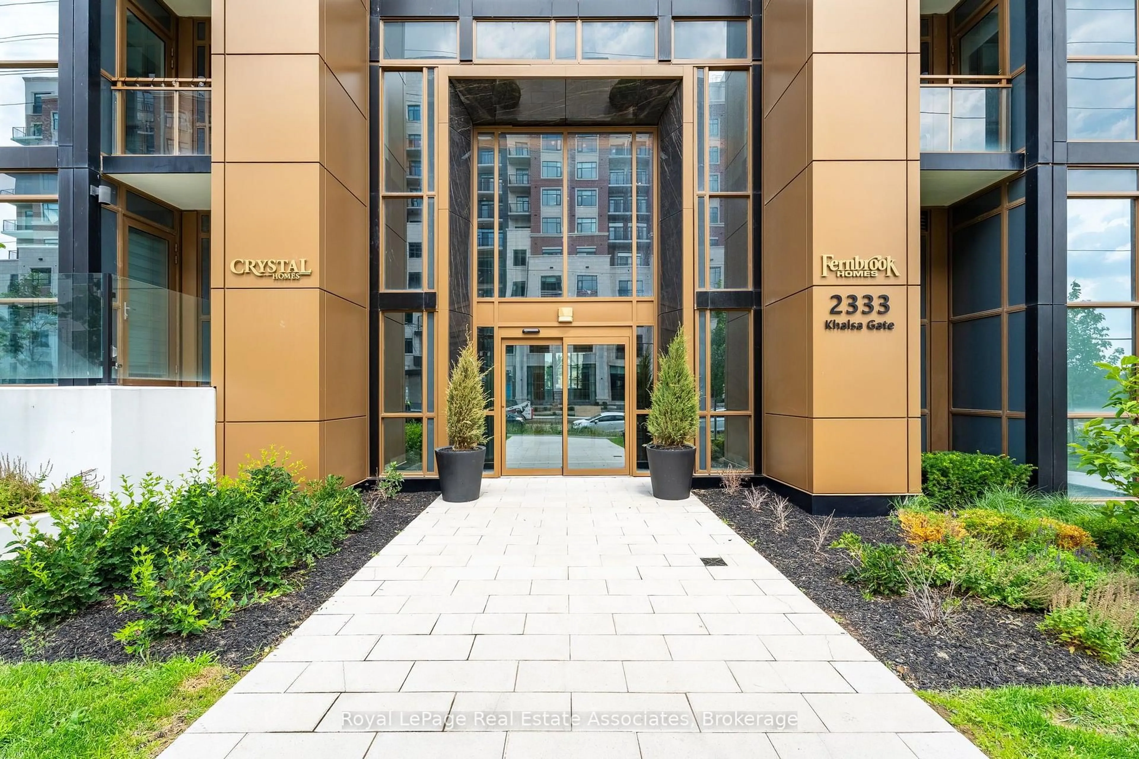Indoor foyer for 2333 Khalsa Gate #702, Oakville Ontario L6M 0X7