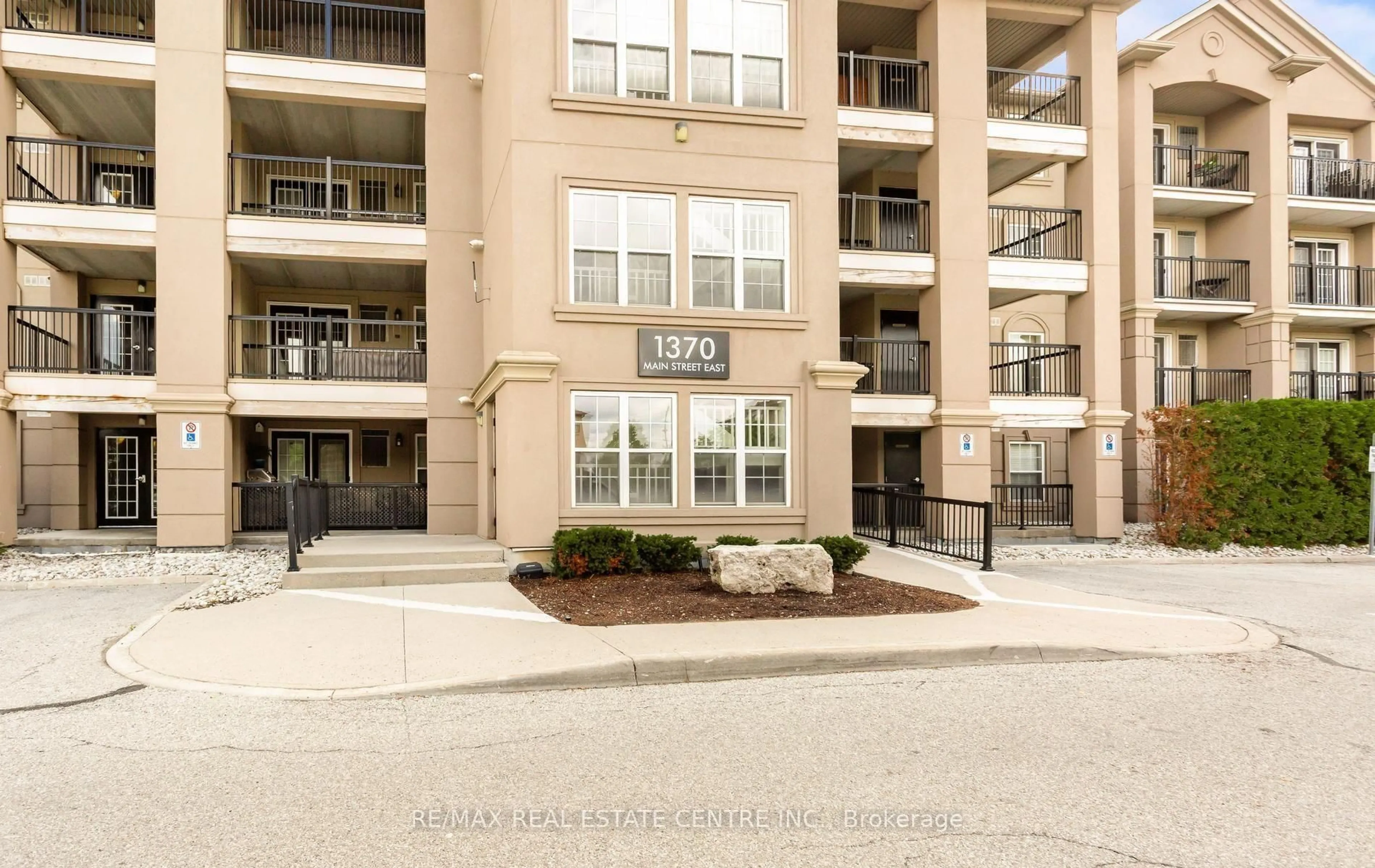 Patio, building for 1370 Main St #205, Milton Ontario L9T 7S8