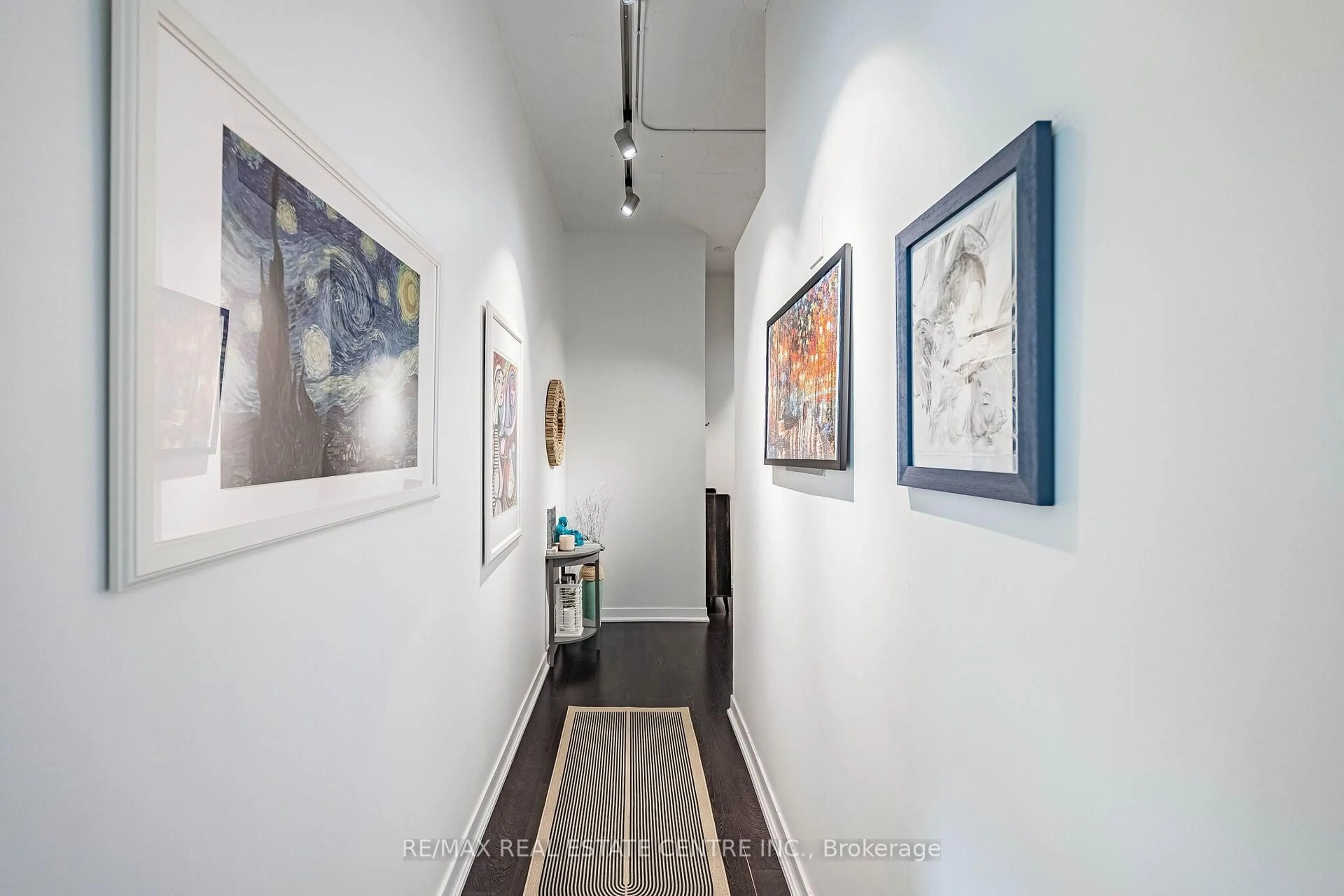 Indoor foyer for 2 Fieldway Rd #406, Toronto Ontario M8Z 0B9