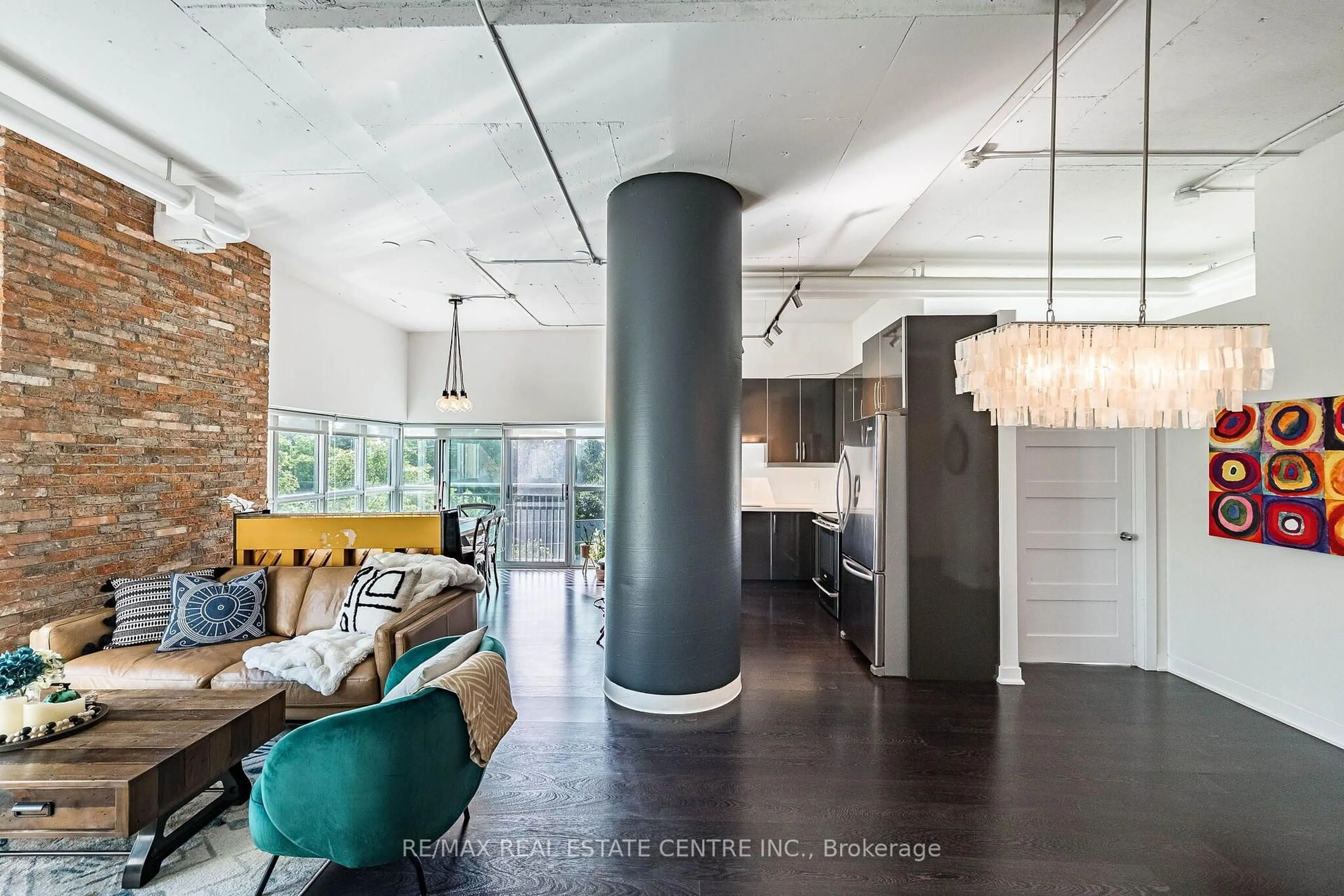 Indoor foyer for 2 Fieldway Rd #406, Toronto Ontario M8Z 0B9