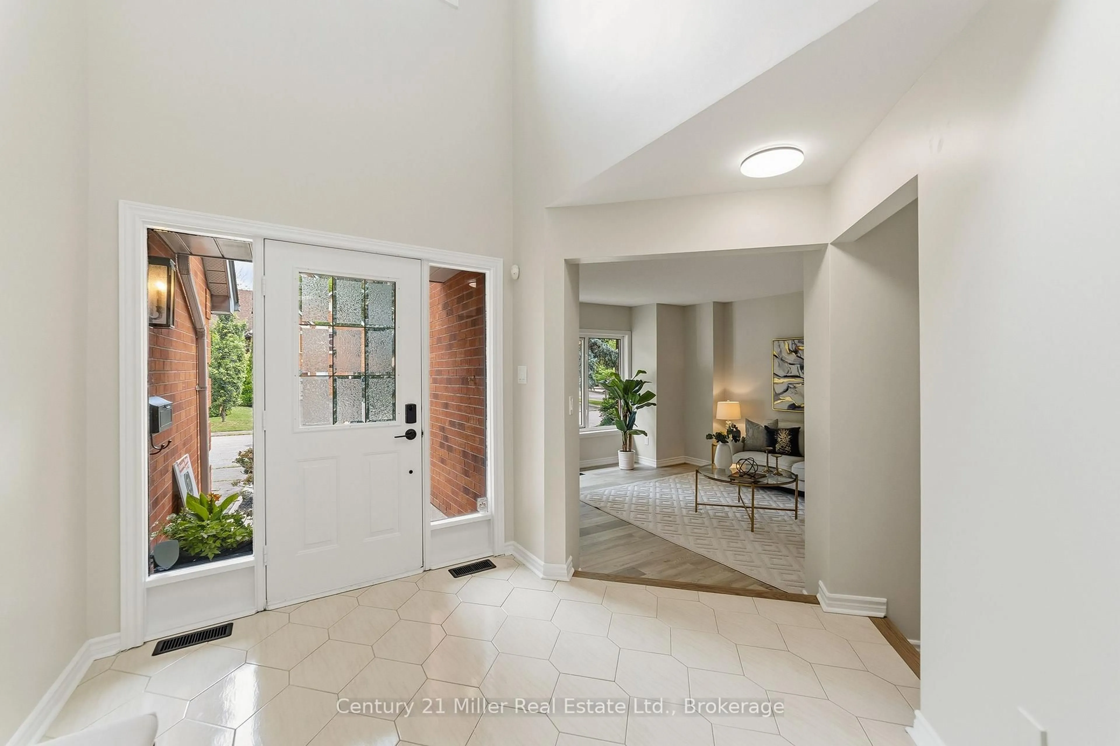 Indoor foyer for 3686 St. Laurent Crt, Mississauga Ontario L5L 4T1