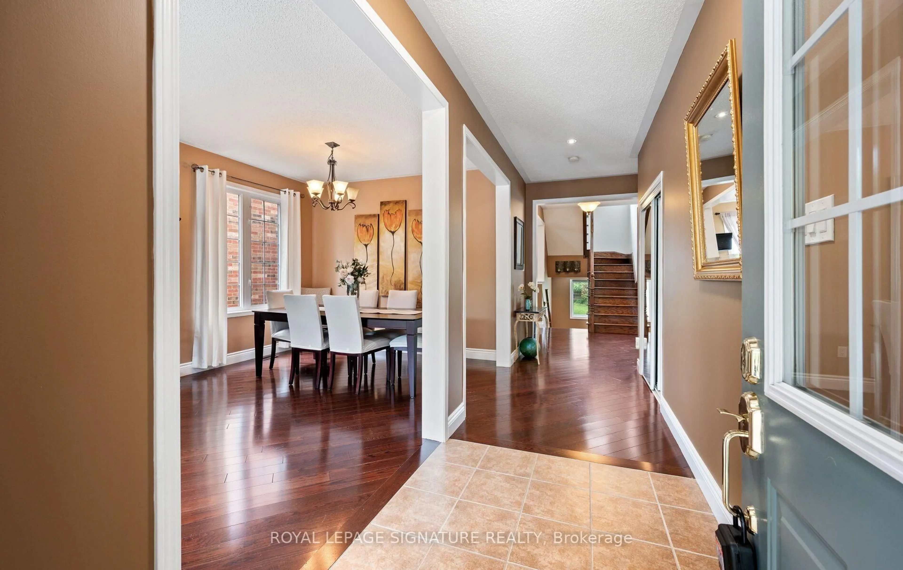 Indoor entryway for 115 Arborglen Dr, Halton Hills Ontario L7G 6L1