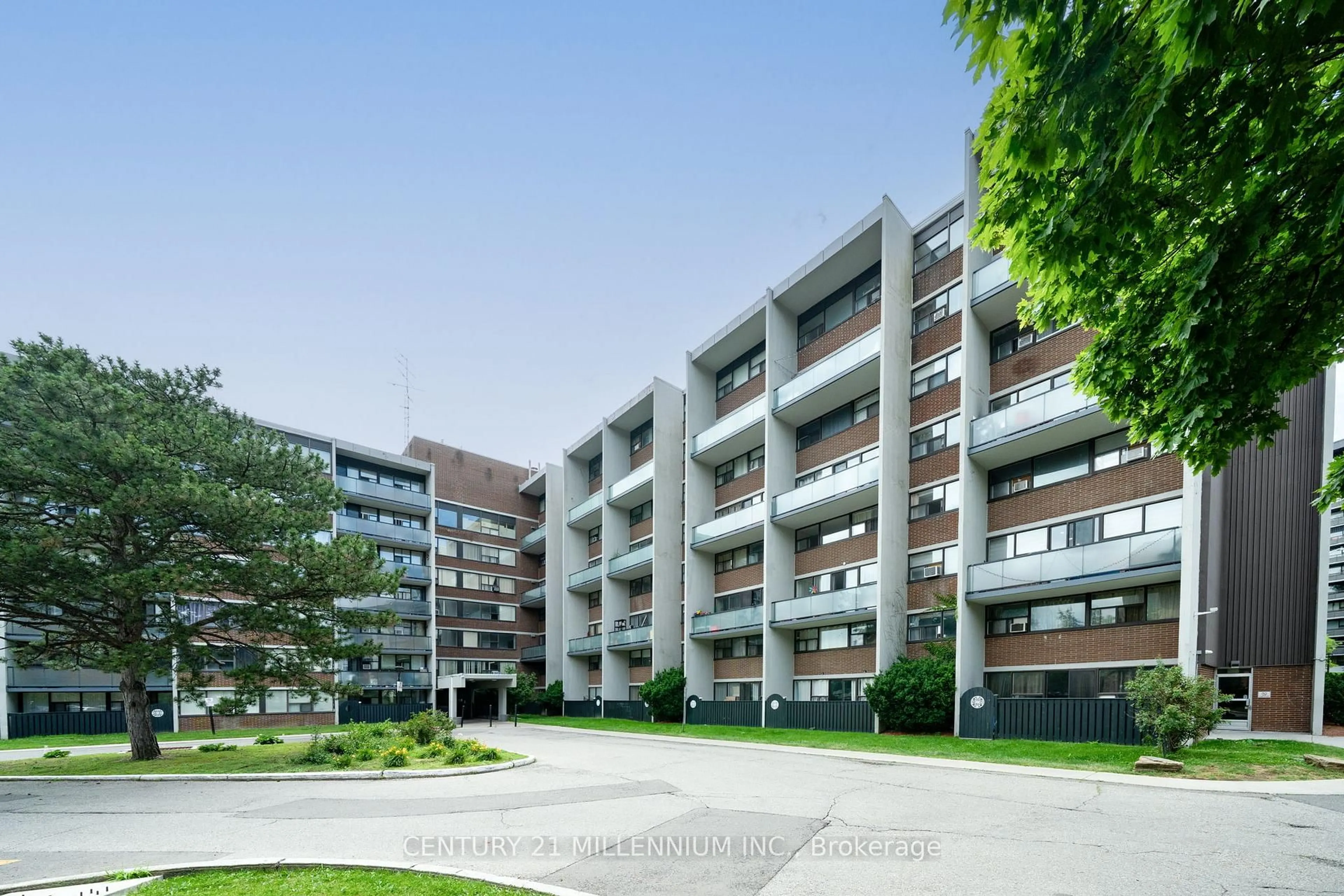 Patio, building for 2121 Roche Crt #301, Mississauga Ontario L5K 2C7