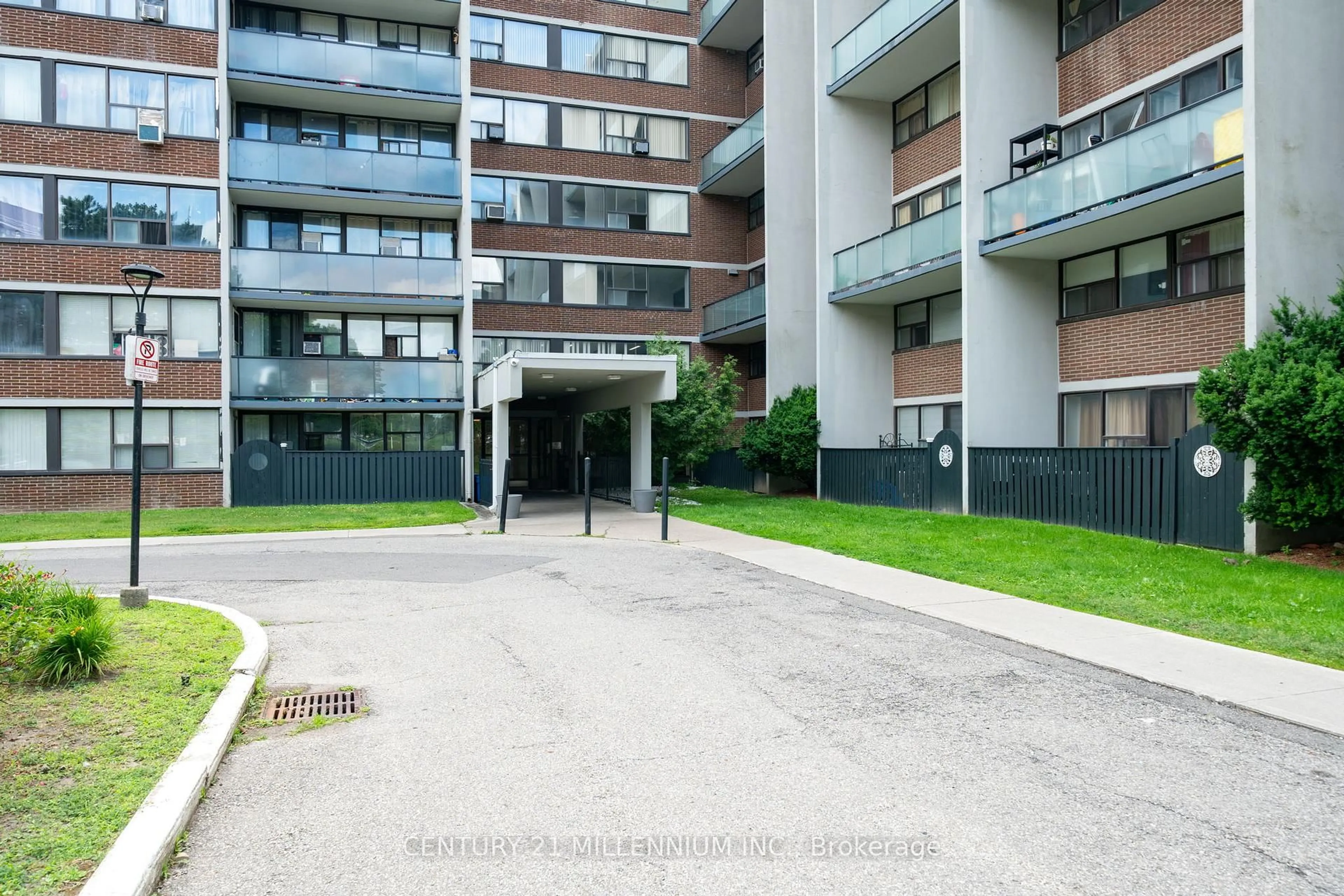 Unknown for 2121 Roche Crt #301, Mississauga Ontario L5K 2C7