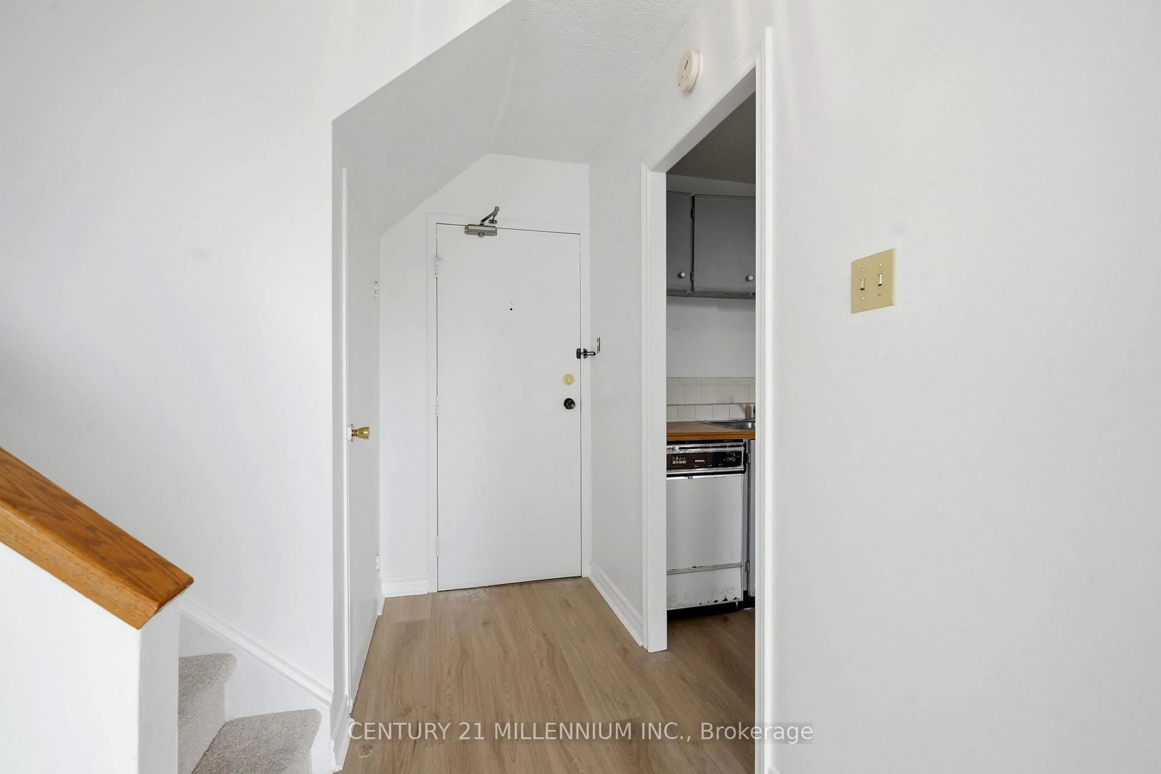 Unknown for 2121 Roche Crt #301, Mississauga Ontario L5K 2C7