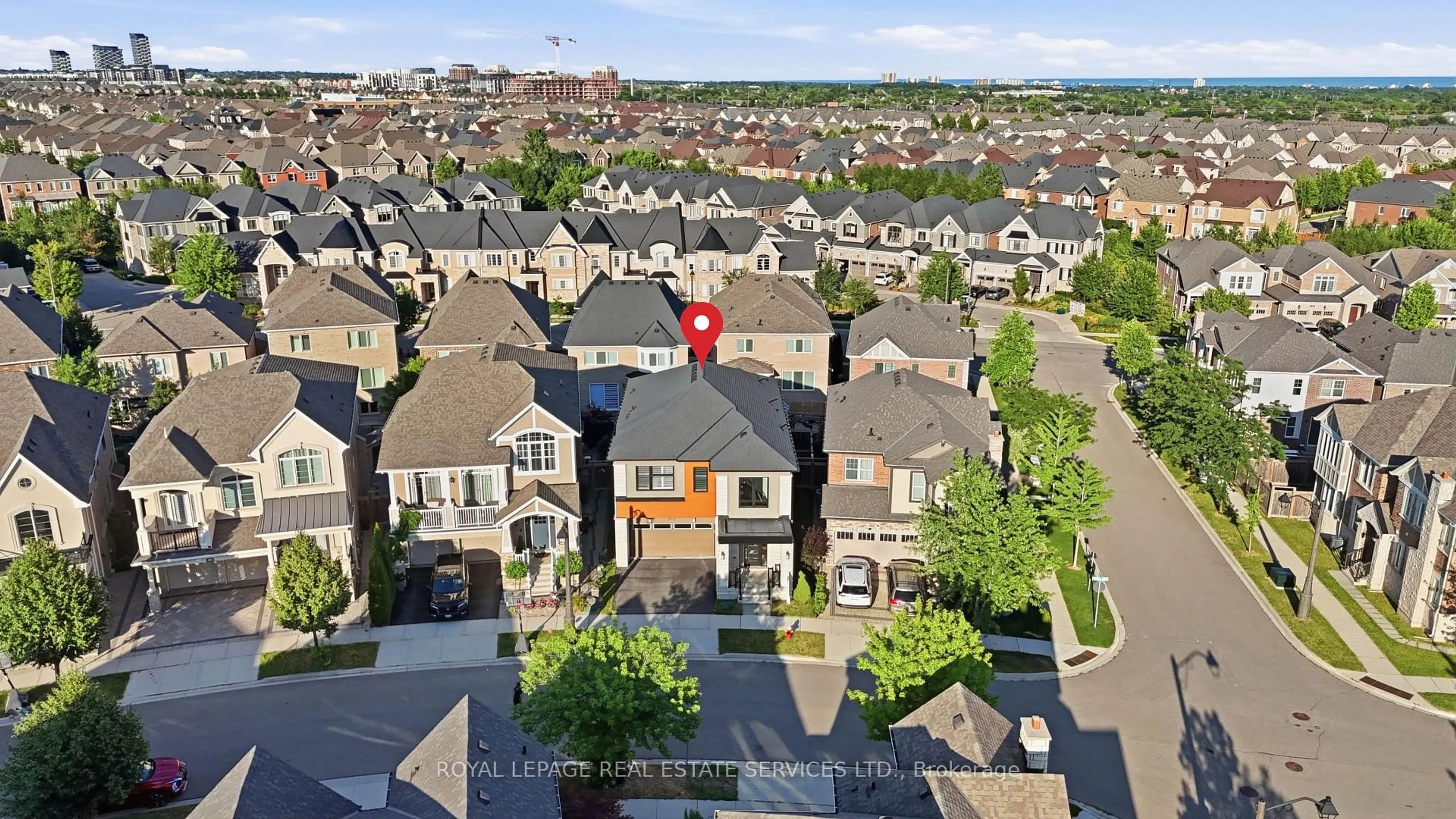 A pic from outside/outdoor area/front of a property/back of a property/a pic from drone, city buildings view from balcony for 272 Wisteria Way, Oakville Ontario L6M 1L3