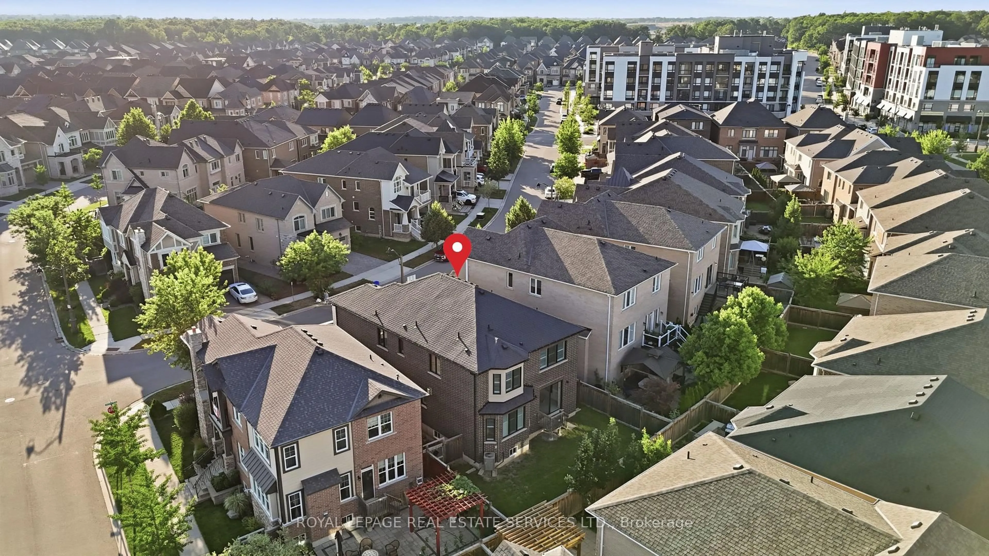 A pic from outside/outdoor area/front of a property/back of a property/a pic from drone, city buildings view from balcony for 272 Wisteria Way, Oakville Ontario L6M 1L3