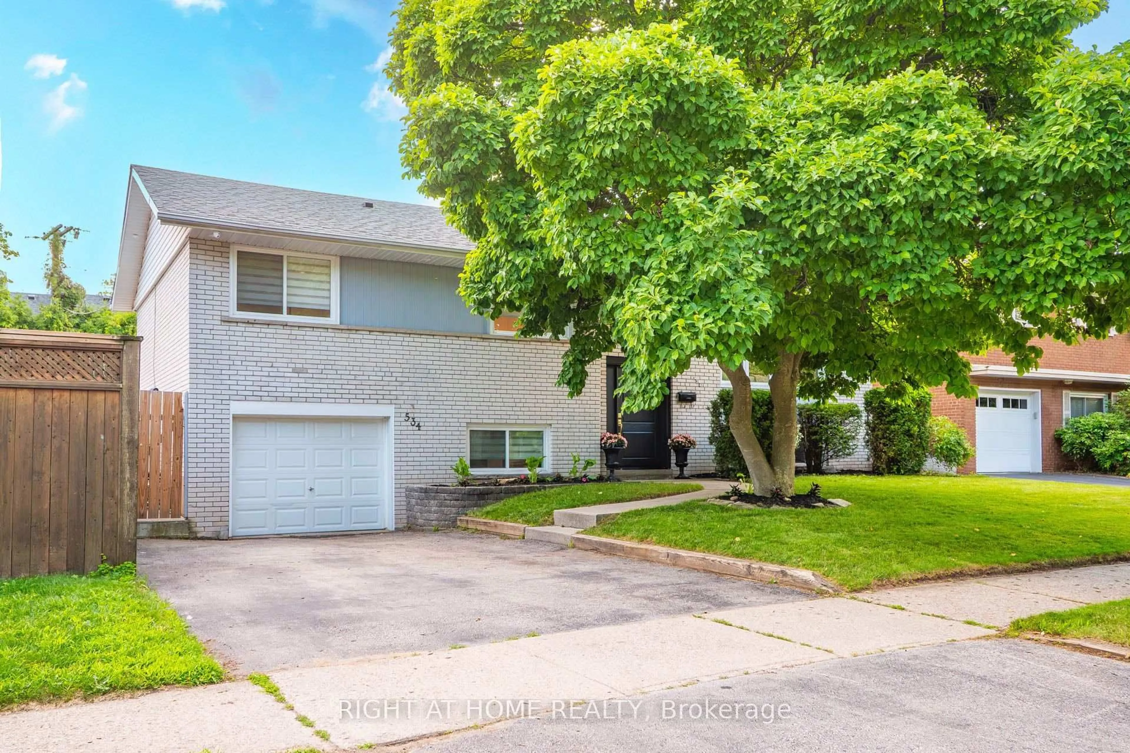 Home with vinyl exterior material, street for 534 Rosedale Cres, Burlington Ontario L7N 2T1