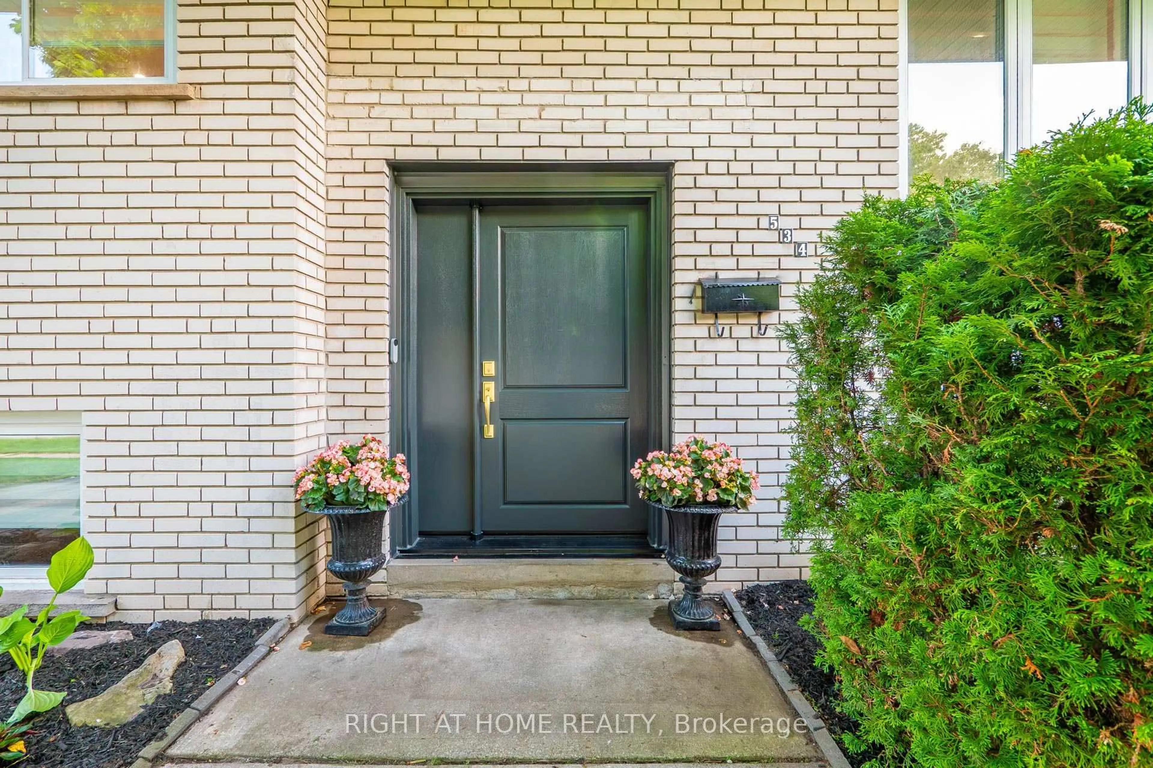 Indoor entryway for 534 Rosedale Cres, Burlington Ontario L7N 2T1