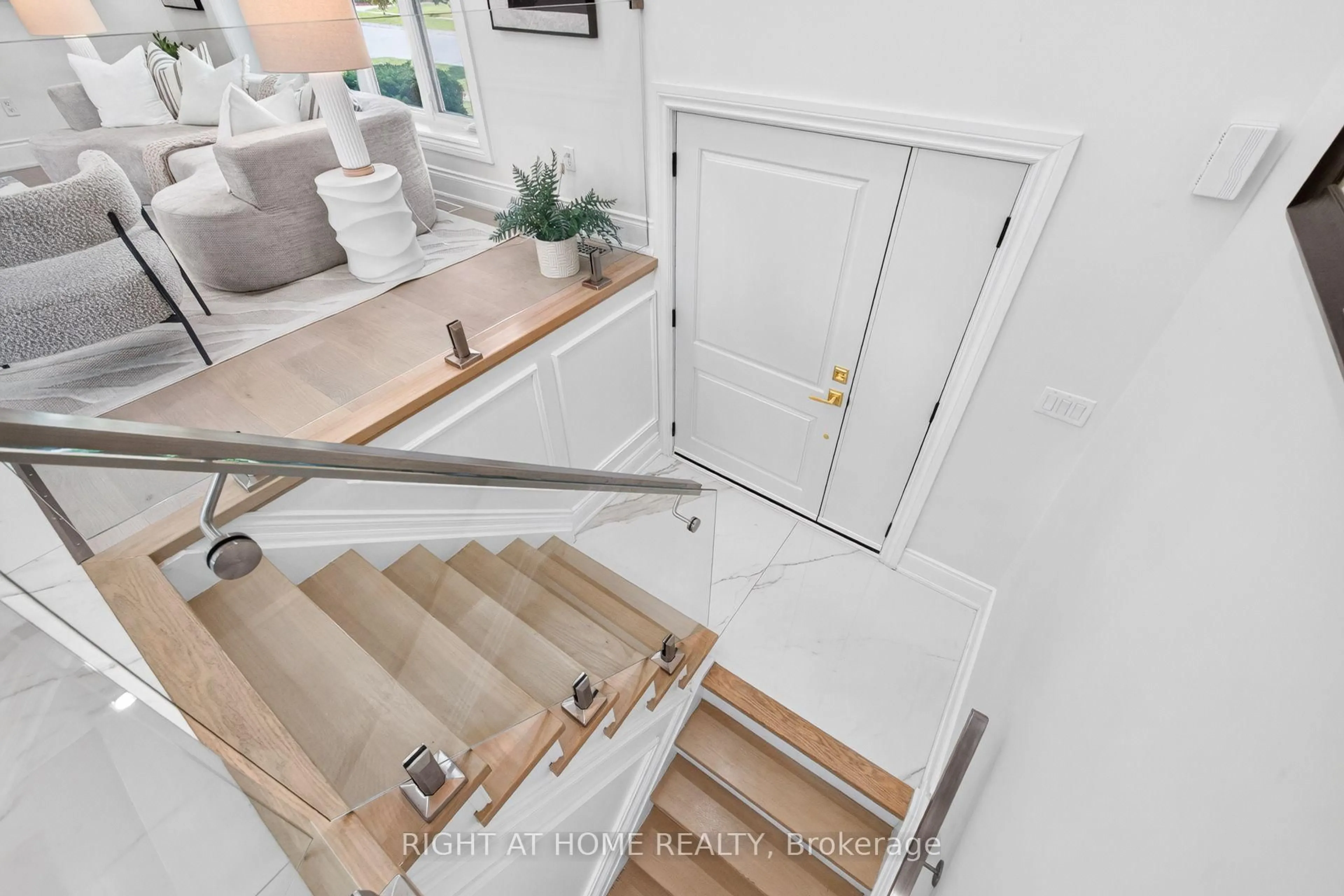 Stairs for 534 Rosedale Cres, Burlington Ontario L7N 2T1