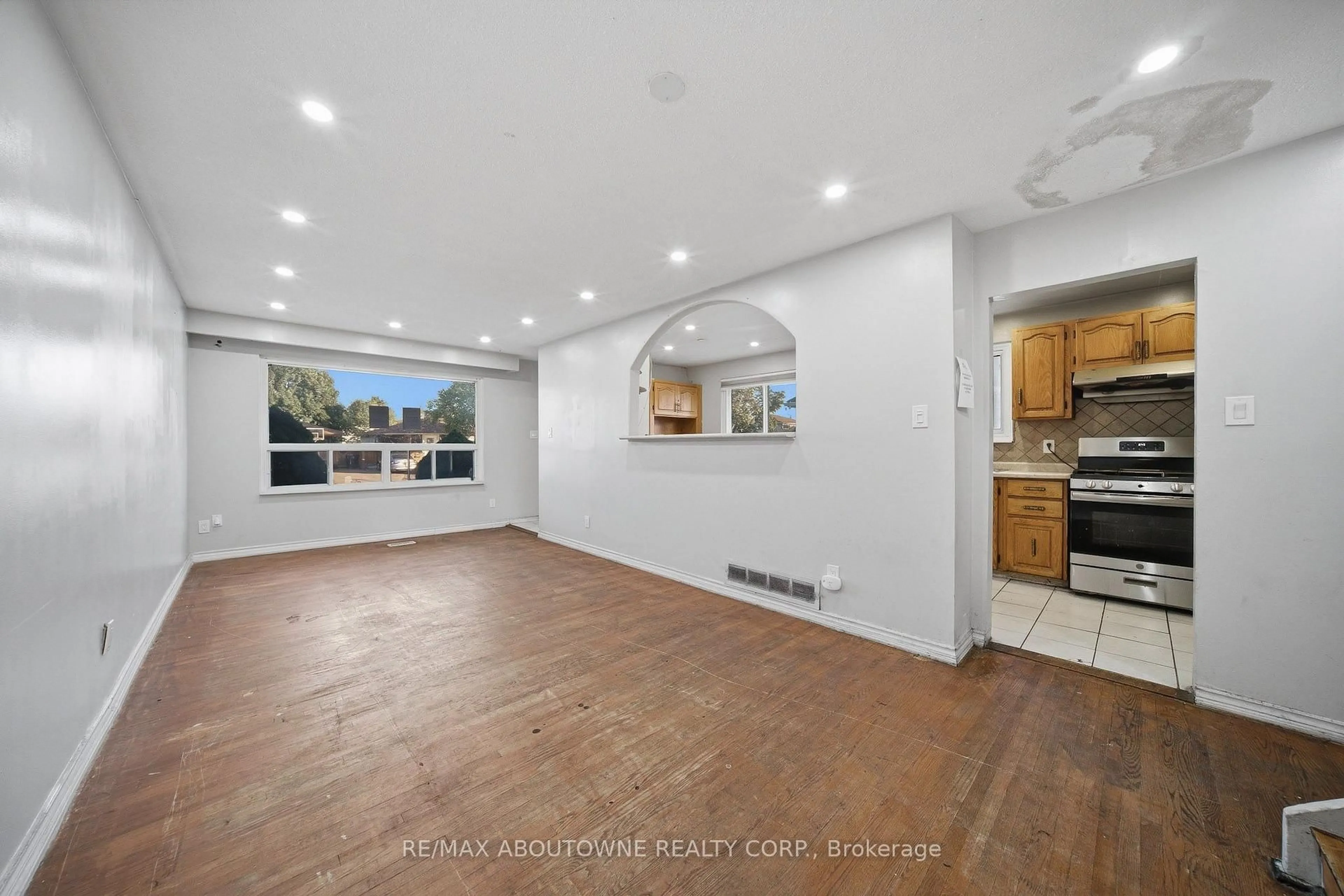 Open concept kitchen, ceramic/tile floor for 34 Seaborn Rd, Brampton Ontario L6V 2C1