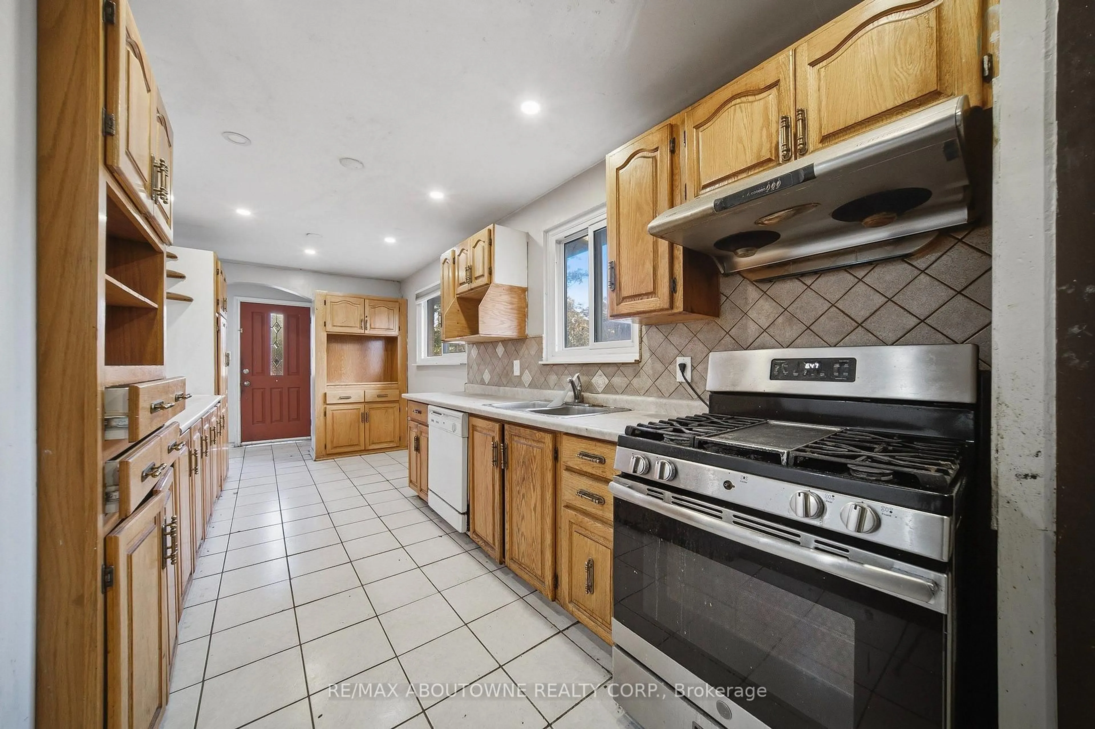 Standard kitchen, ceramic/tile floor for 34 Seaborn Rd, Brampton Ontario L6V 2C1