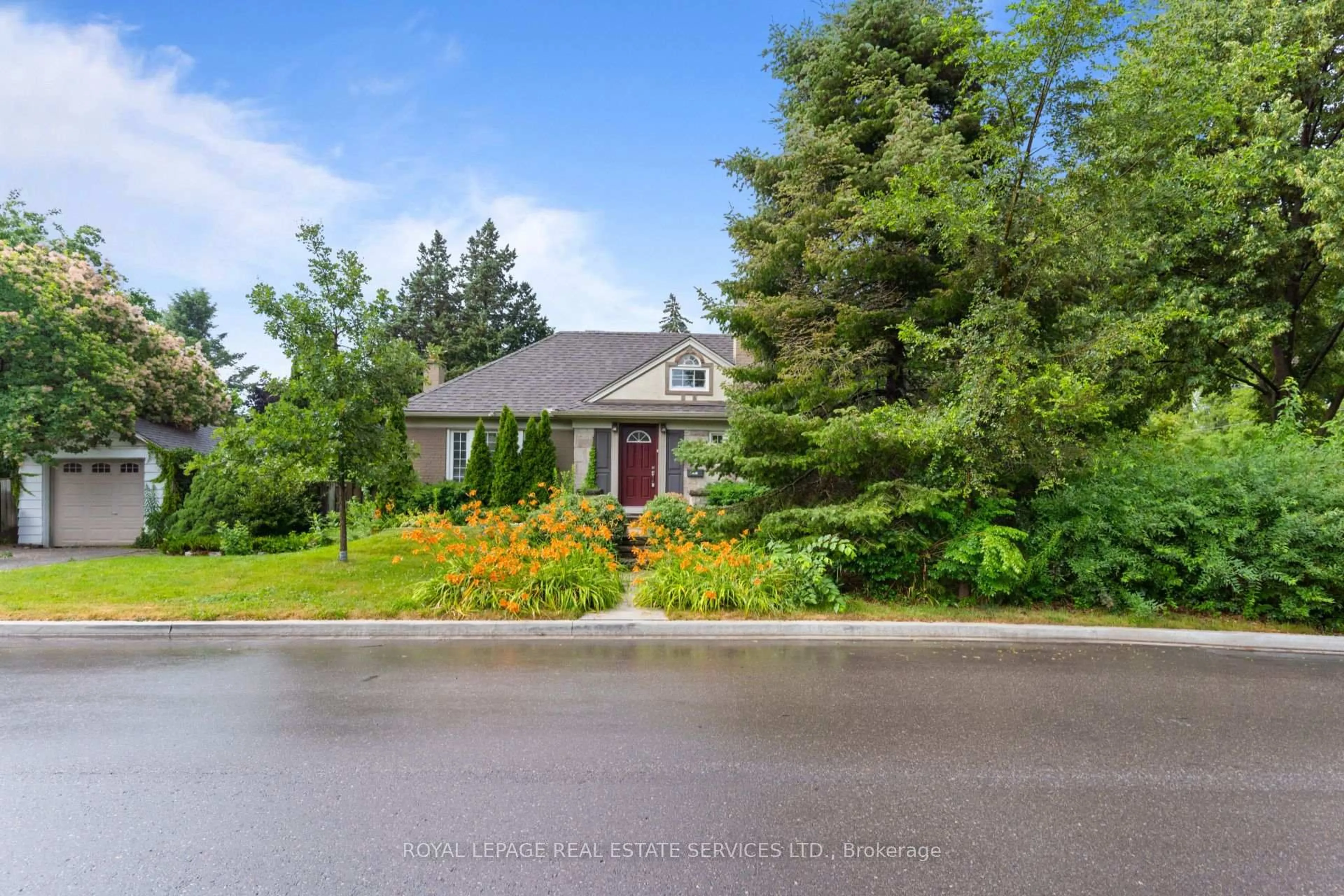 A pic from outside/outdoor area/front of a property/back of a property/a pic from drone, street for 2 Glenroy Ave, Toronto Ontario M8Y 3X8