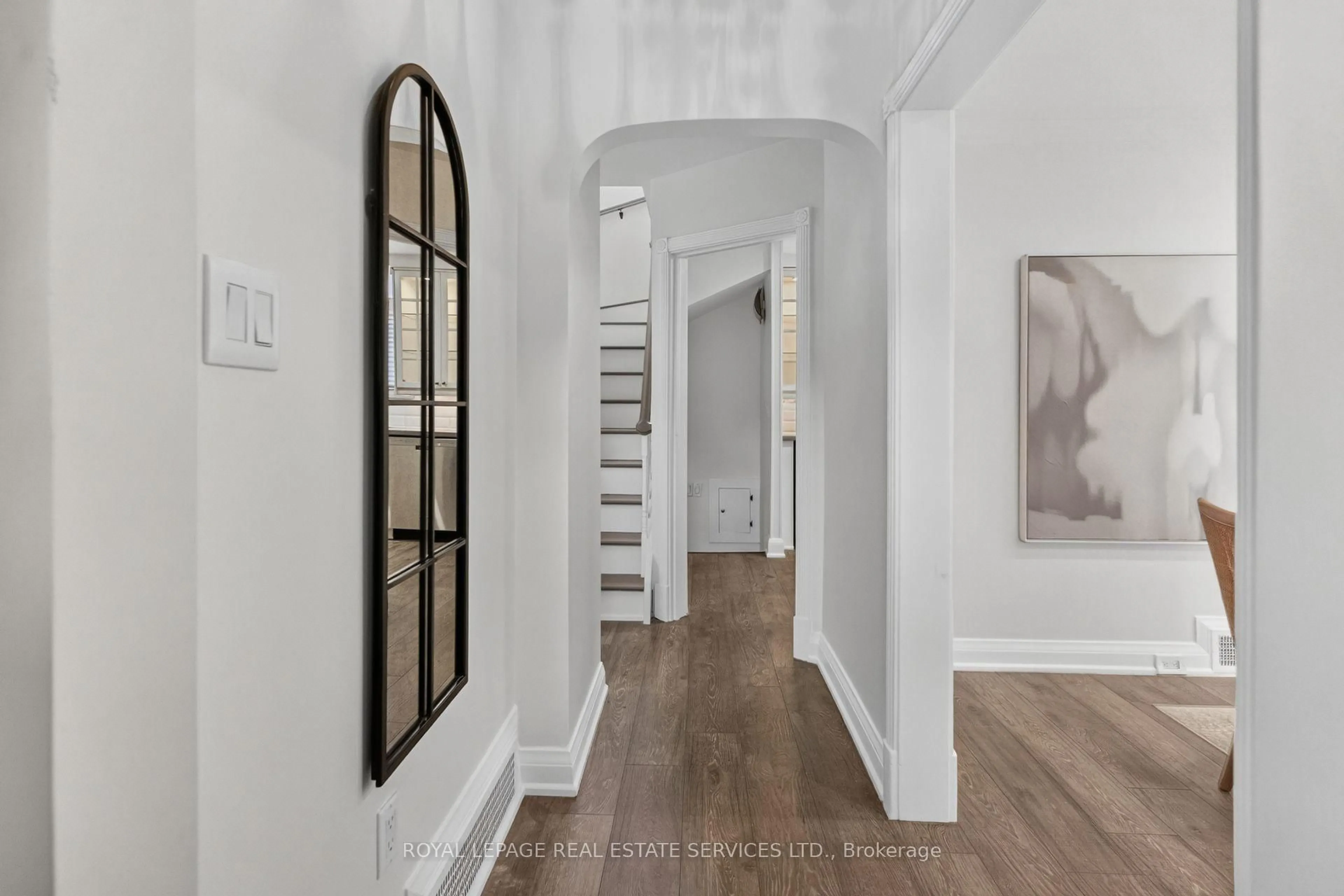 Indoor entryway for 2 Glenroy Ave, Toronto Ontario M8Y 3X8