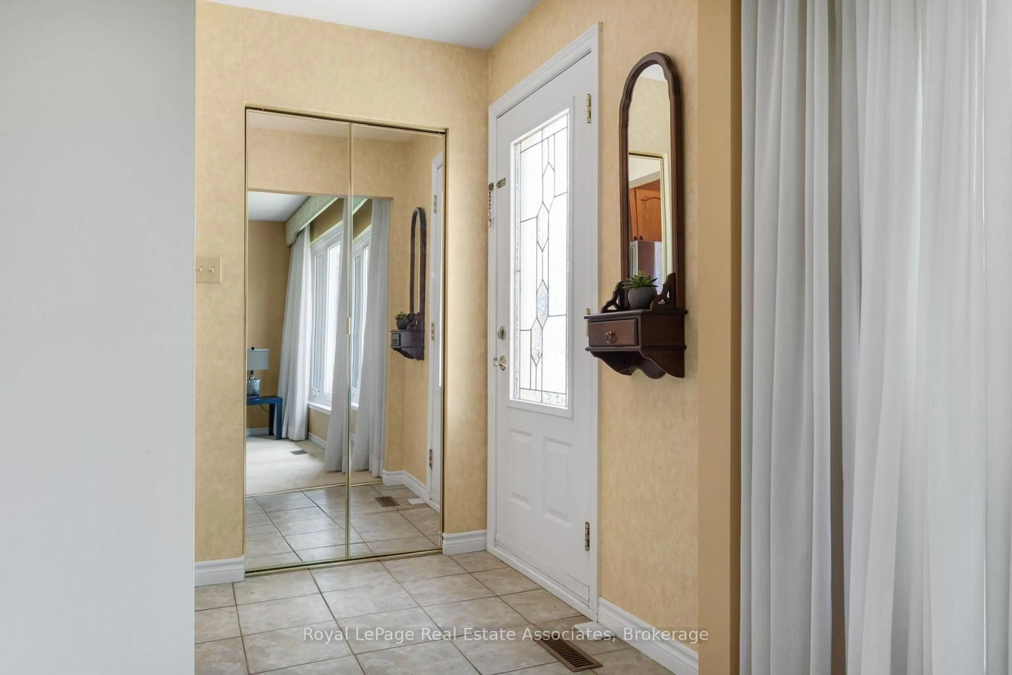 Indoor entryway for 572 Tedwyn Dr, Mississauga Ontario L5A 1J9