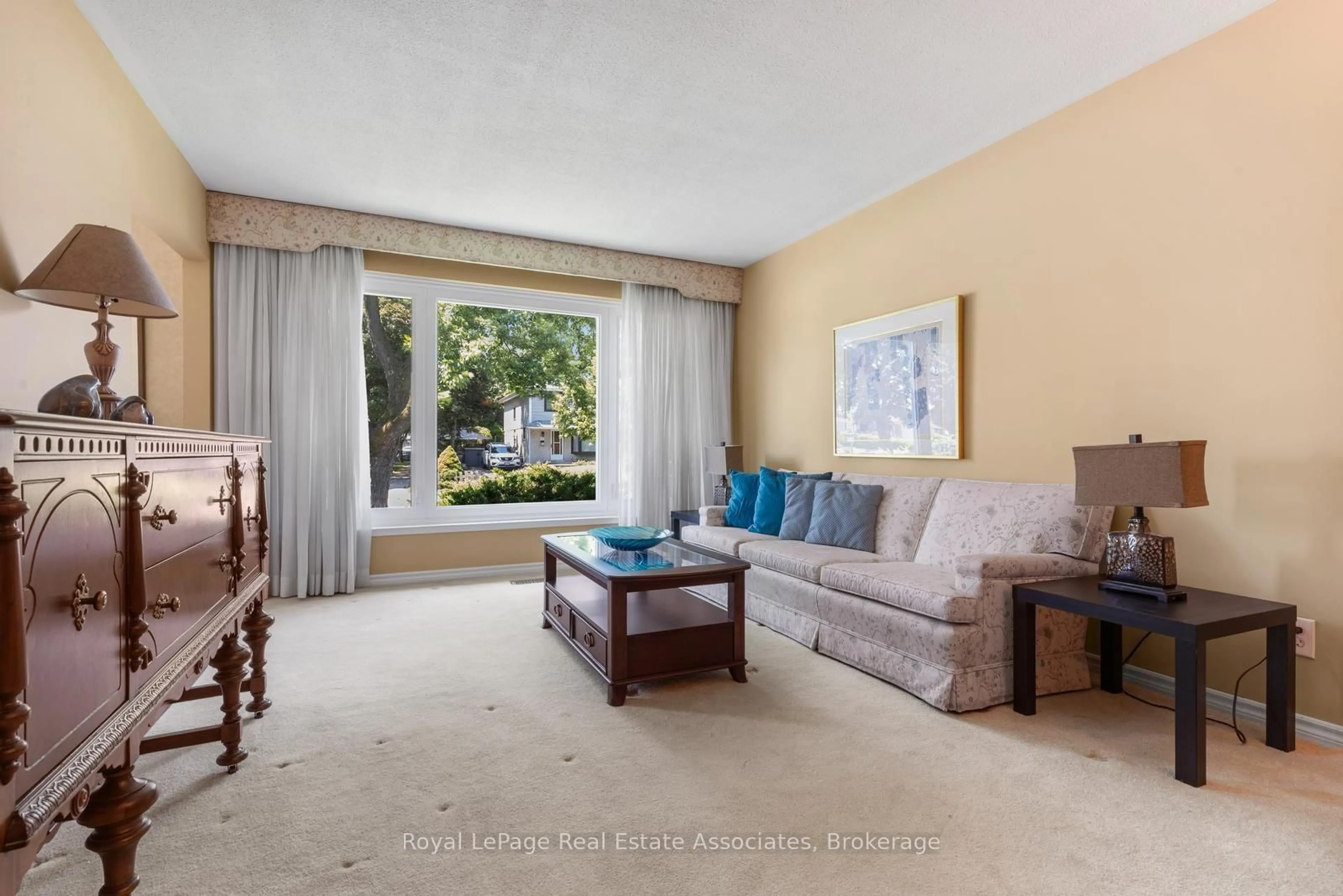 Living room with furniture, unknown for 572 Tedwyn Dr, Mississauga Ontario L5A 1J9