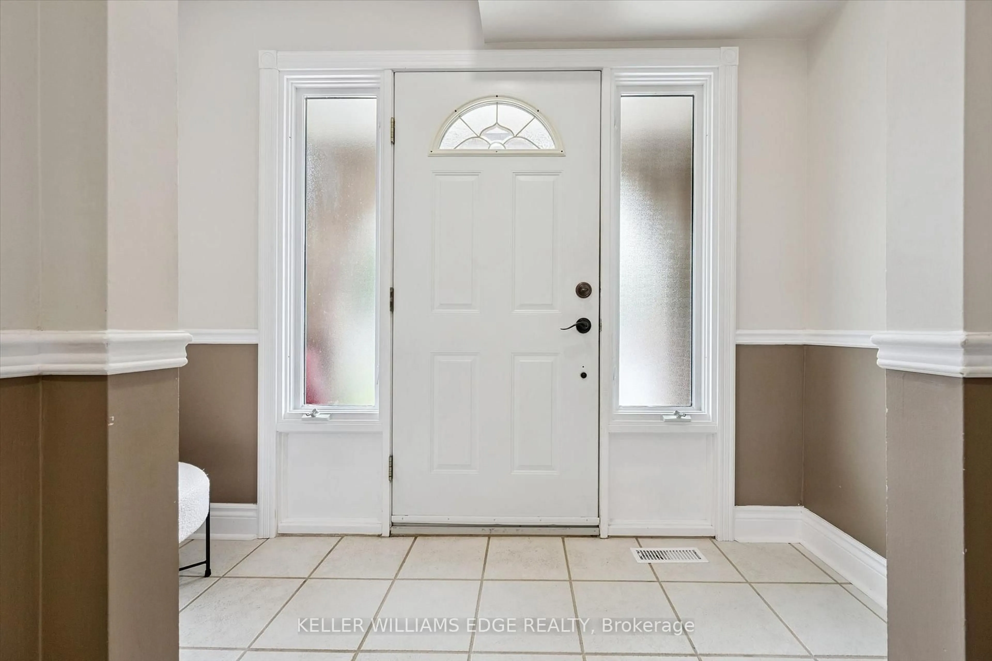 Indoor entryway for 495 Tipperton Cres, Oakville Ontario L6L 5E1