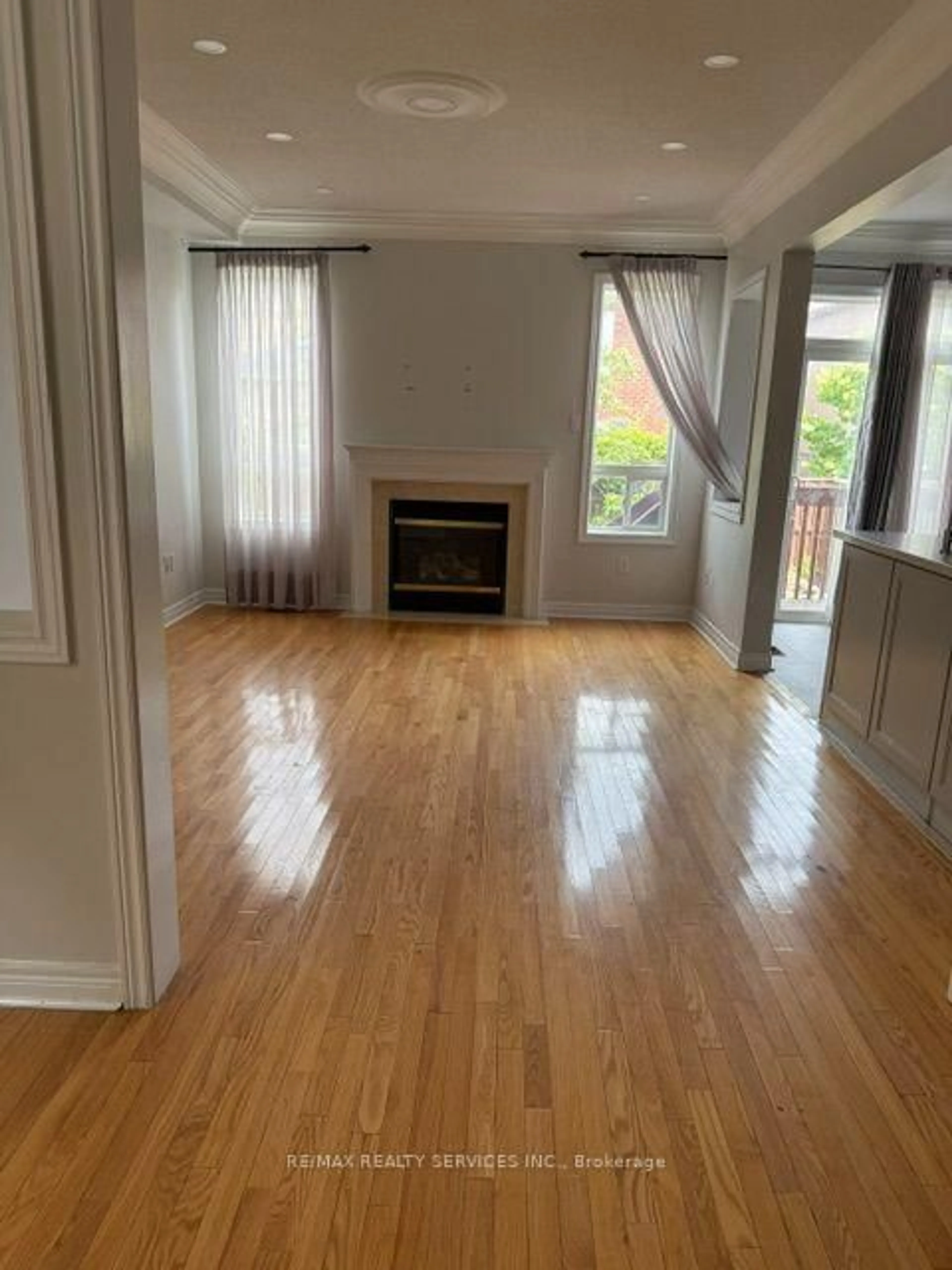 A pic of a room for 27 Village Lake Cres, Brampton Ontario L6S 6K2
