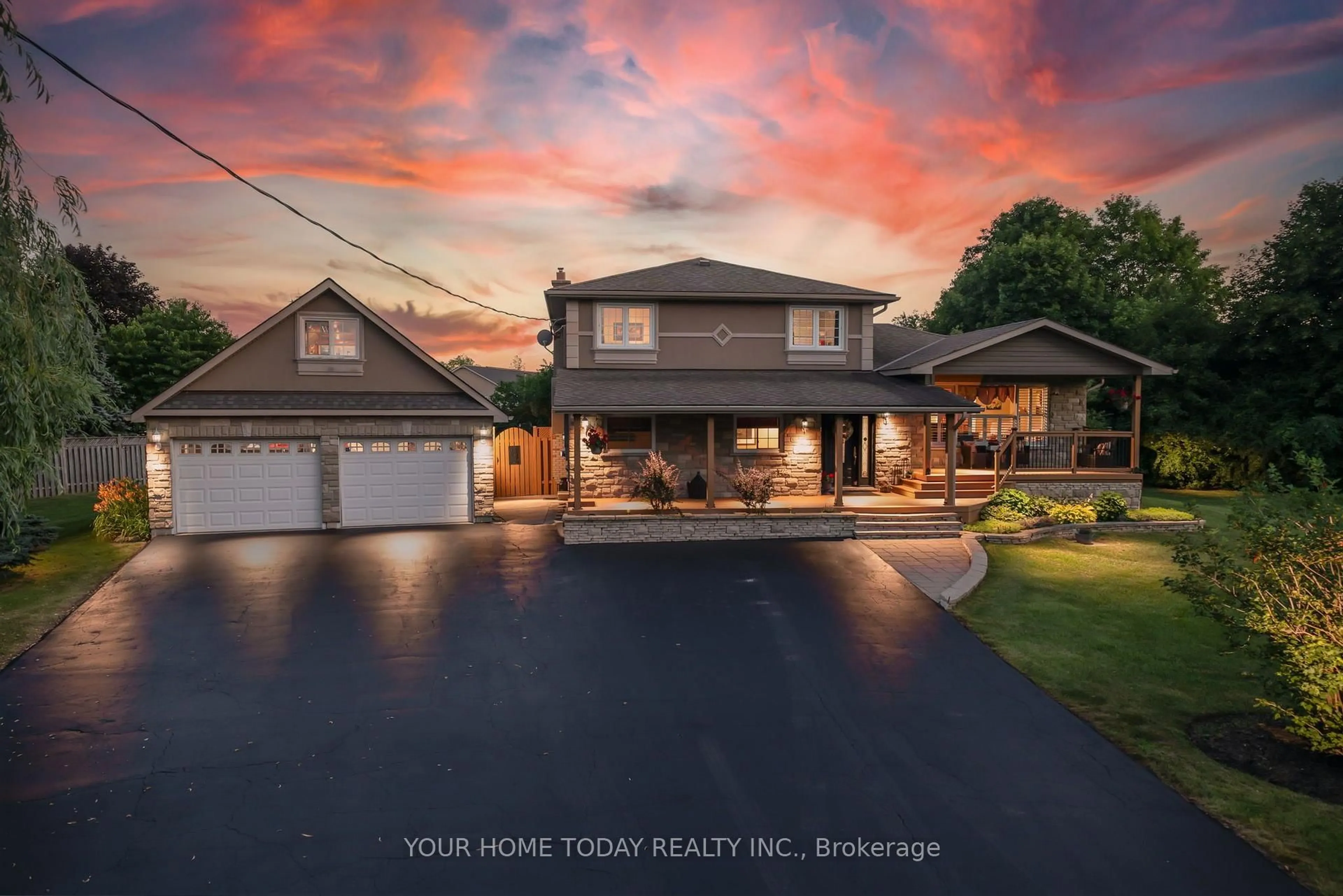 A pic from outside/outdoor area/front of a property/back of a property/a pic from drone, street for 12950 Silvercreek Dr, Halton Hills Ontario L7G 4S4