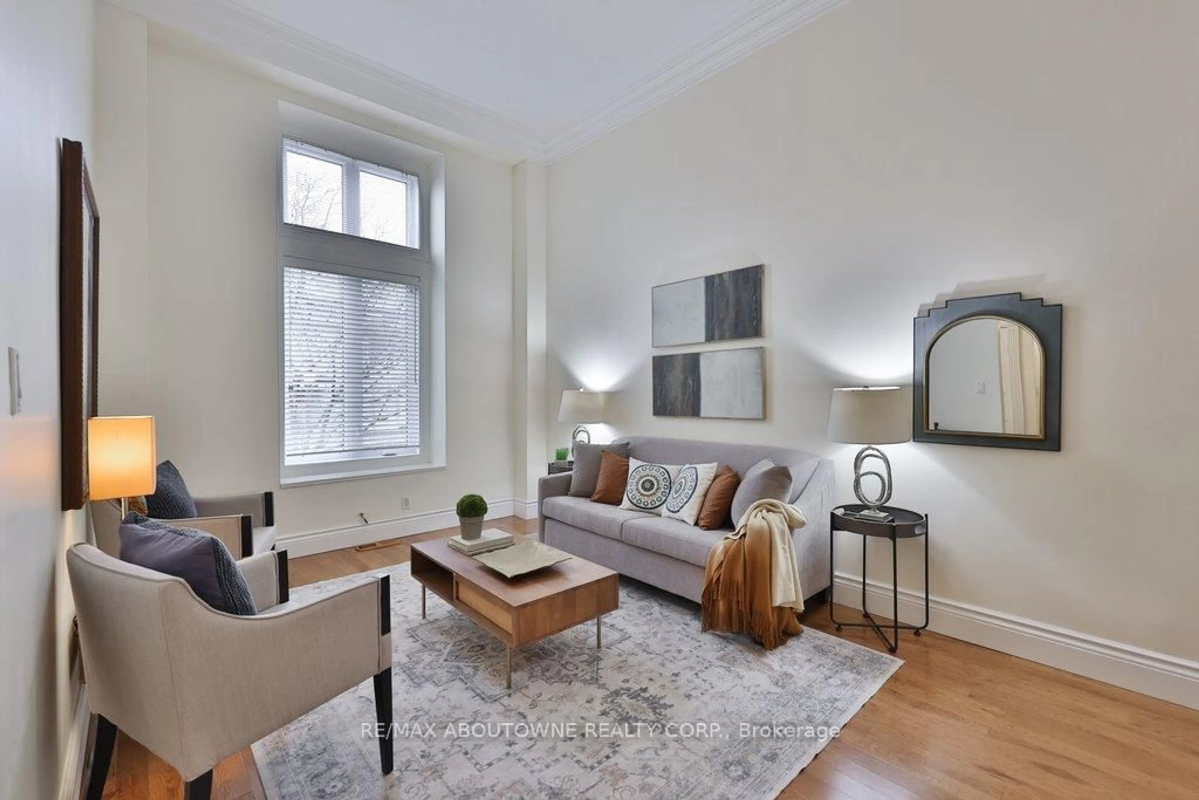 Living room with furniture, unknown for 86 Forsythe St, Oakville Ontario L6K 3J8