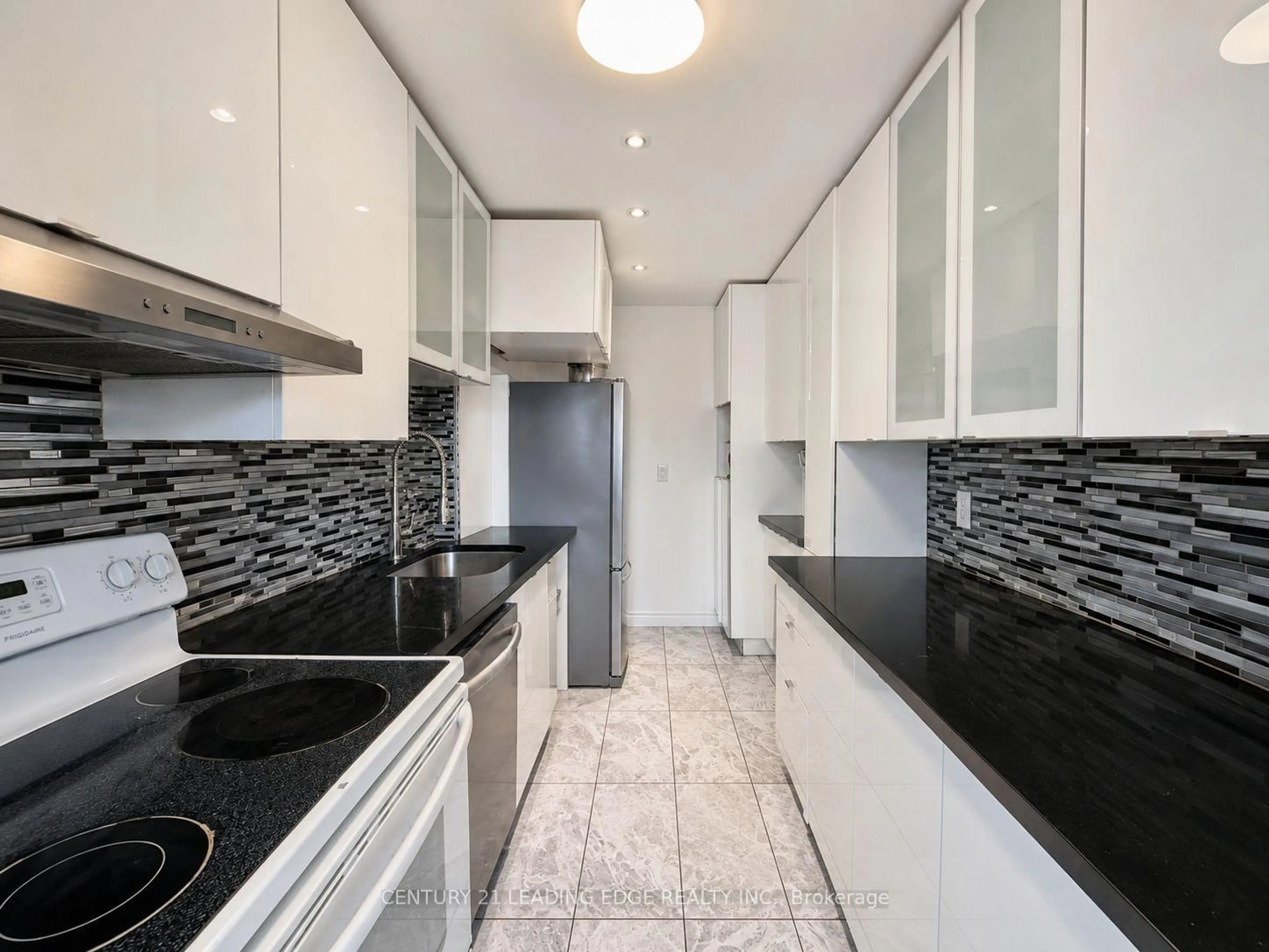 Standard kitchen, ceramic/tile floor for 1624 Bloor St #82, Mississauga Ontario L4X 2S2