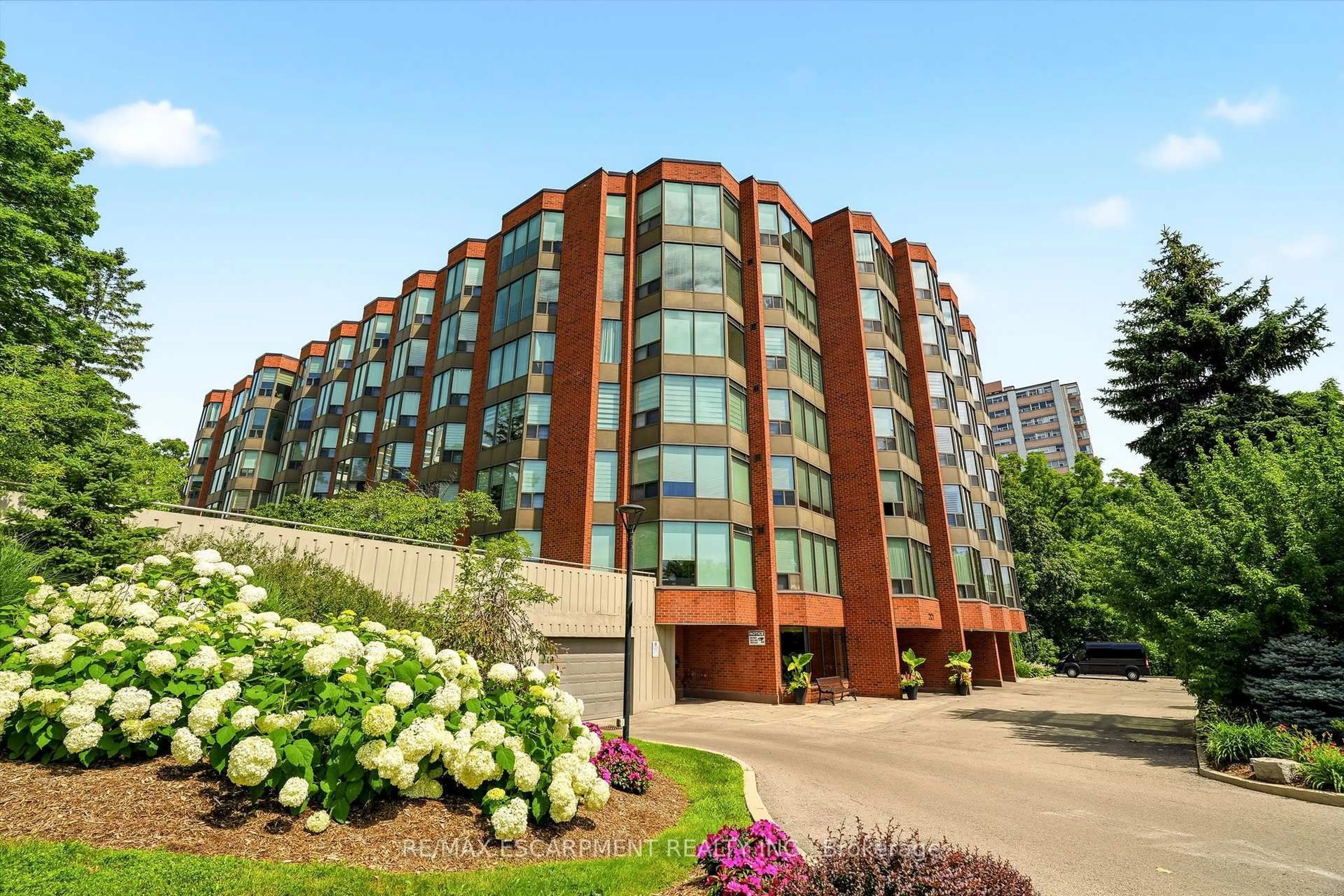 Patio, building for 2121 Lakeshore Rd #507, Burlington Ontario L7R 1C9