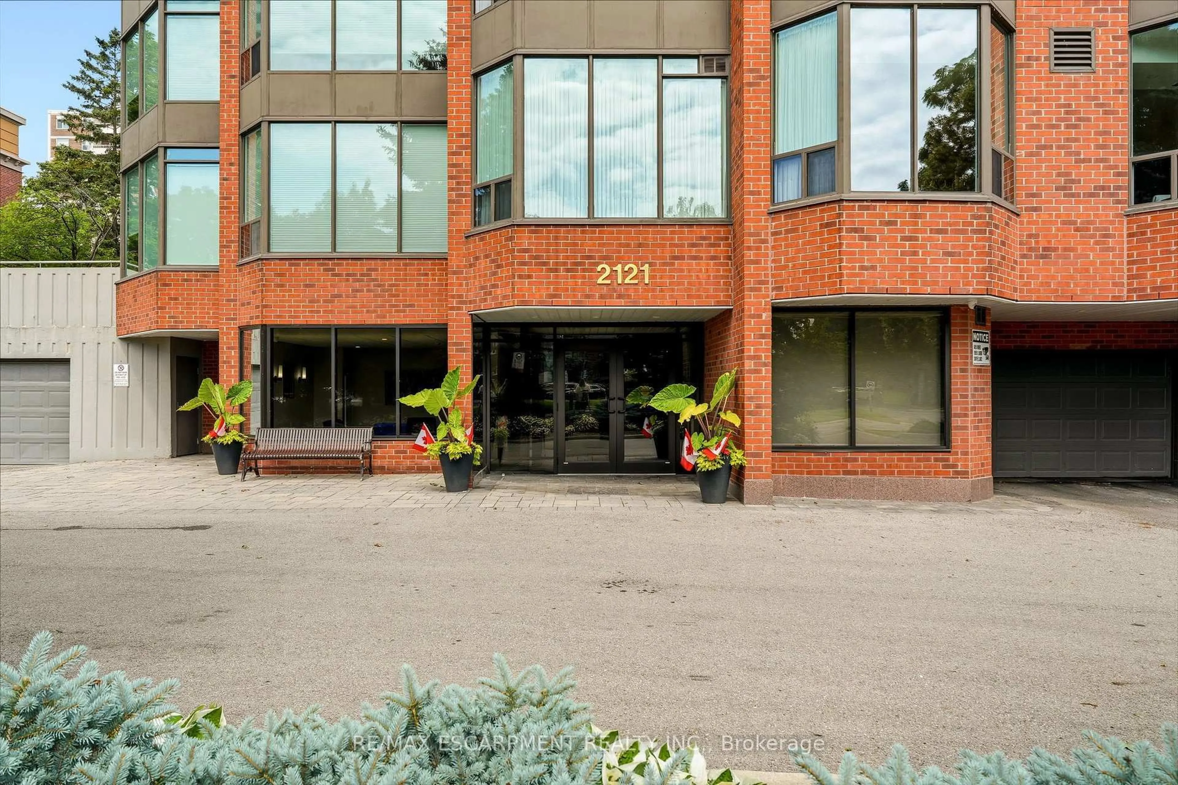 Patio, building for 2121 Lakeshore Rd #507, Burlington Ontario L7R 1C9