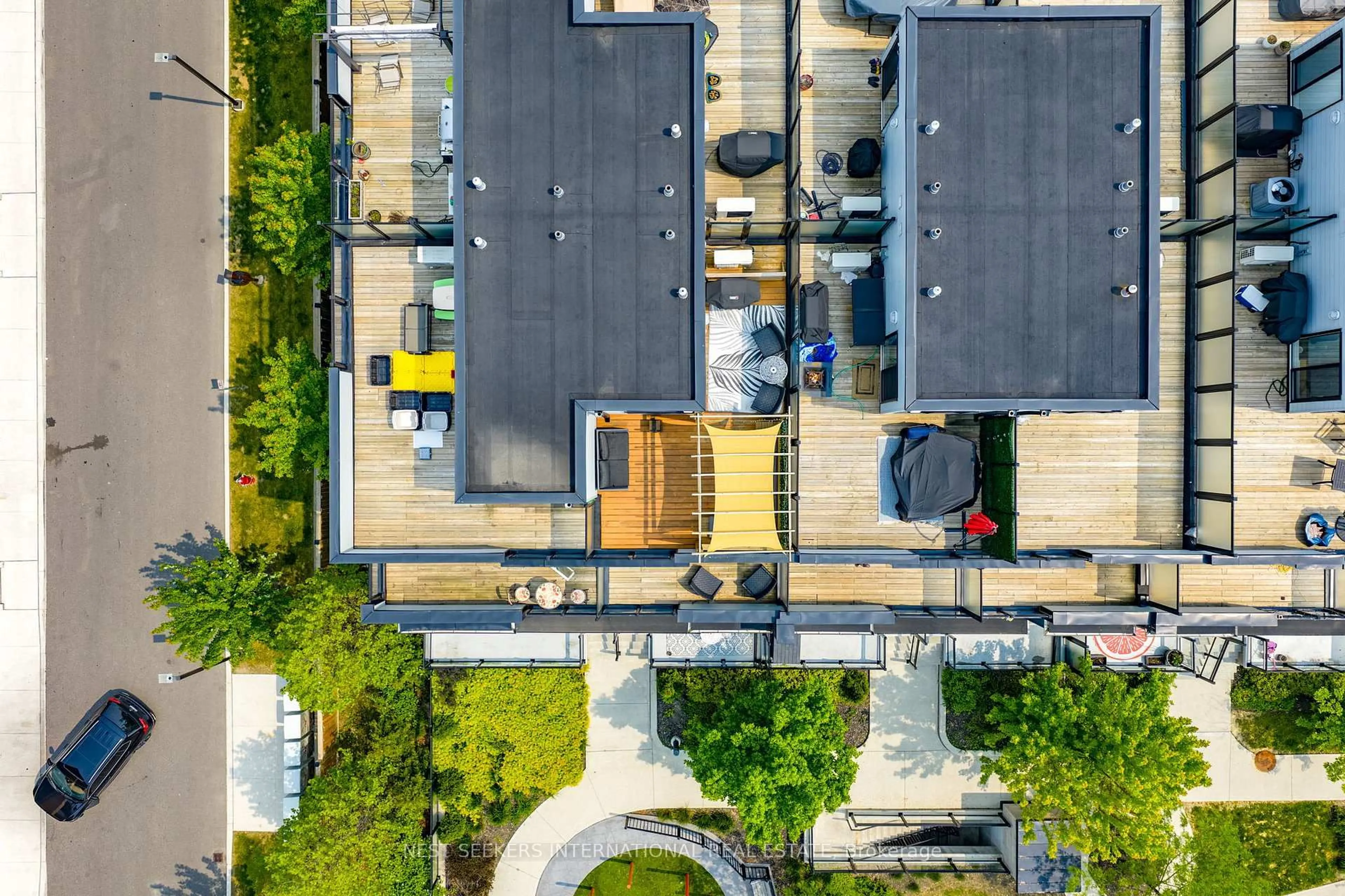 A pic from outside/outdoor area/front of a property/back of a property/a pic from drone, city buildings view from balcony for 1155 Stroud Lane #2, Mississauga Ontario L5J 0B3