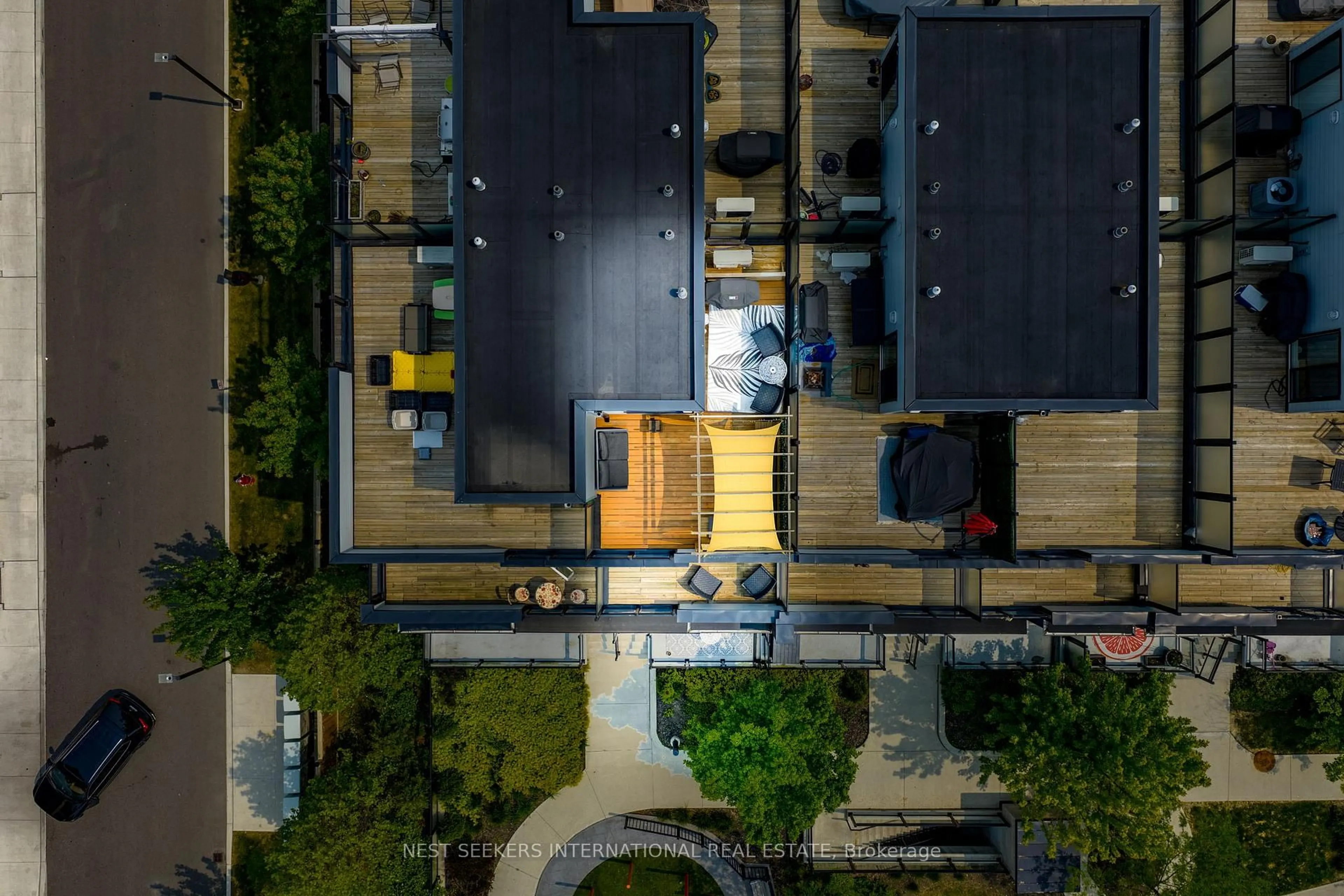 A pic from outside/outdoor area/front of a property/back of a property/a pic from drone, city buildings view from balcony for 1155 Stroud Lane #2, Mississauga Ontario L5J 0B3