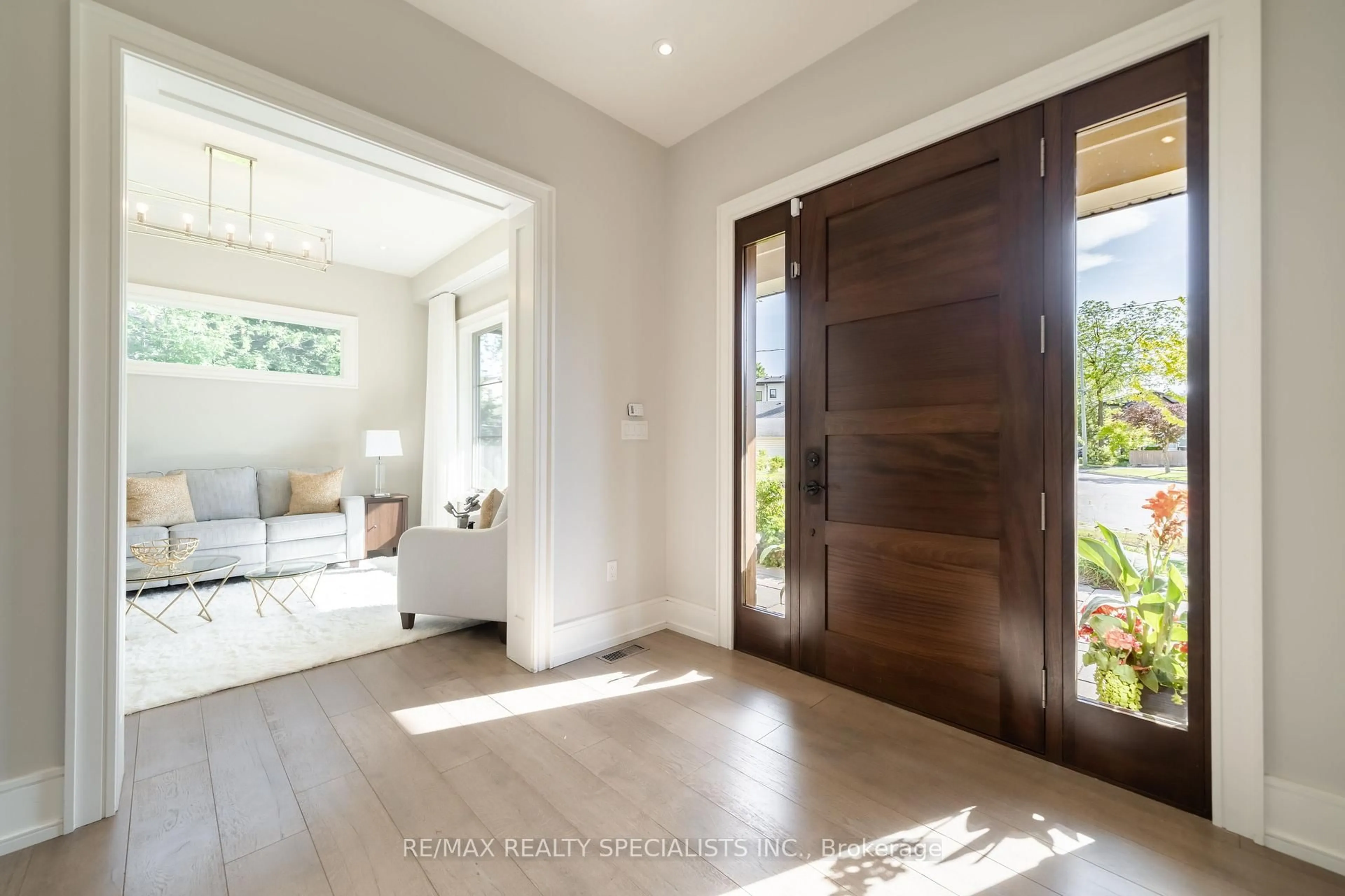 Indoor entryway for 18 Florence Dr, Oakville Ontario L6K 1V6