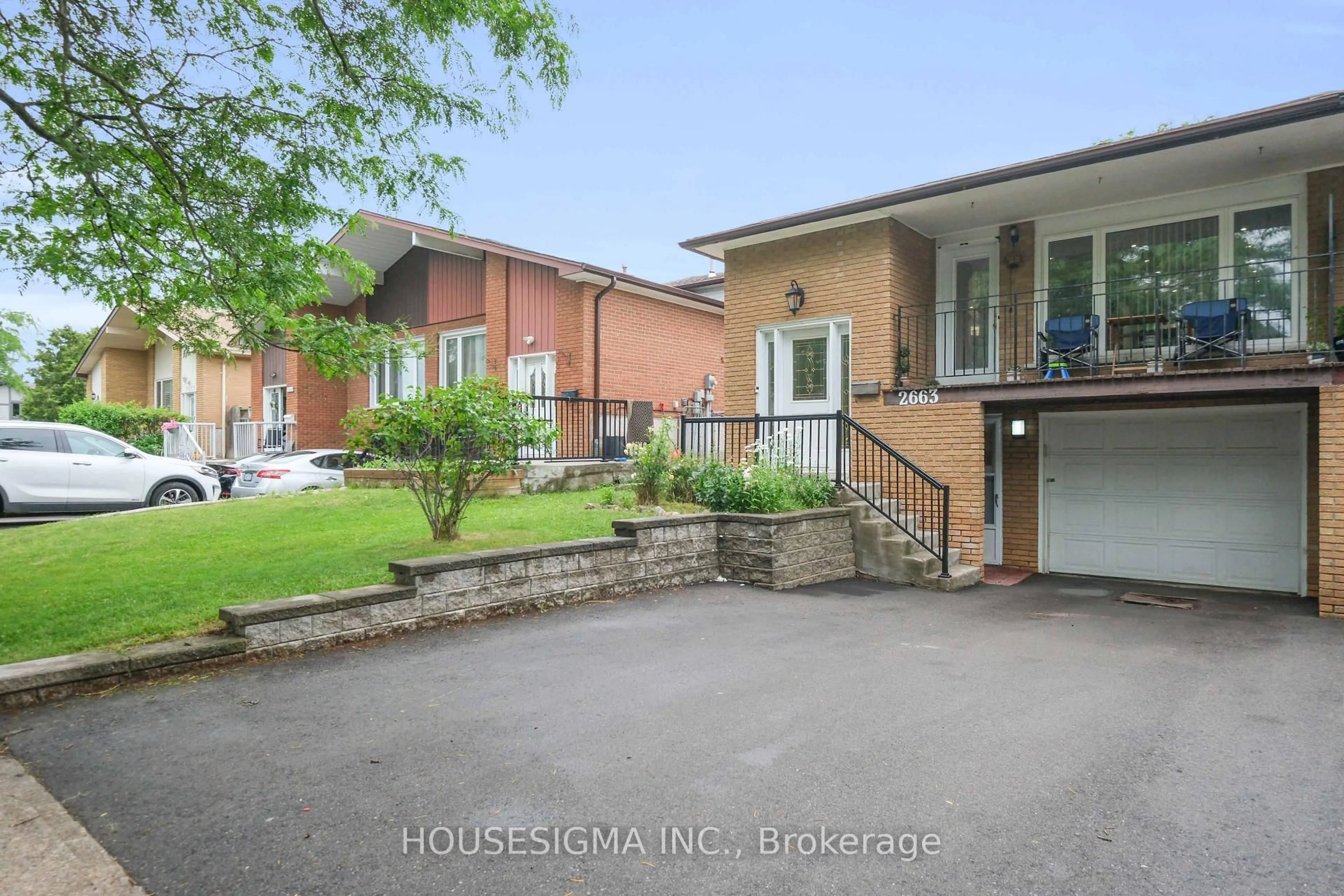A pic from outside/outdoor area/front of a property/back of a property/a pic from drone, street for 2663 Hortense Rd, Mississauga Ontario L5L 1V6