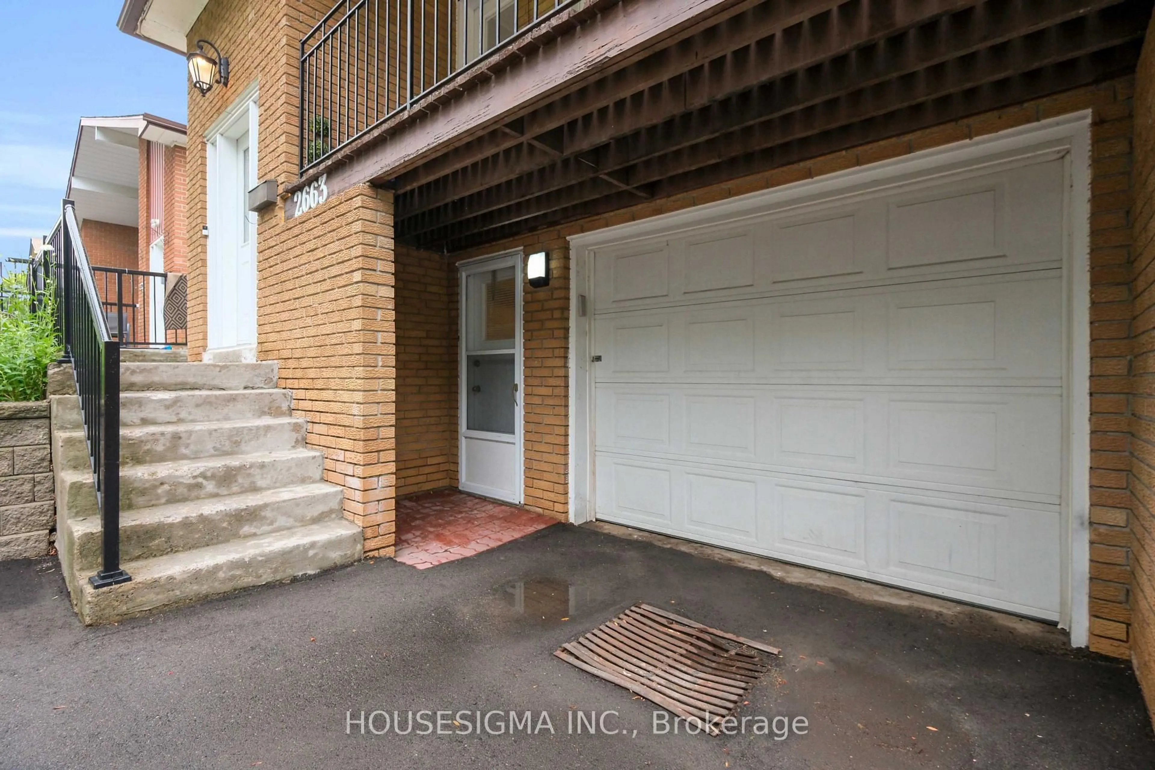 Indoor garage for 2663 Hortense Rd, Mississauga Ontario L5L 1V6