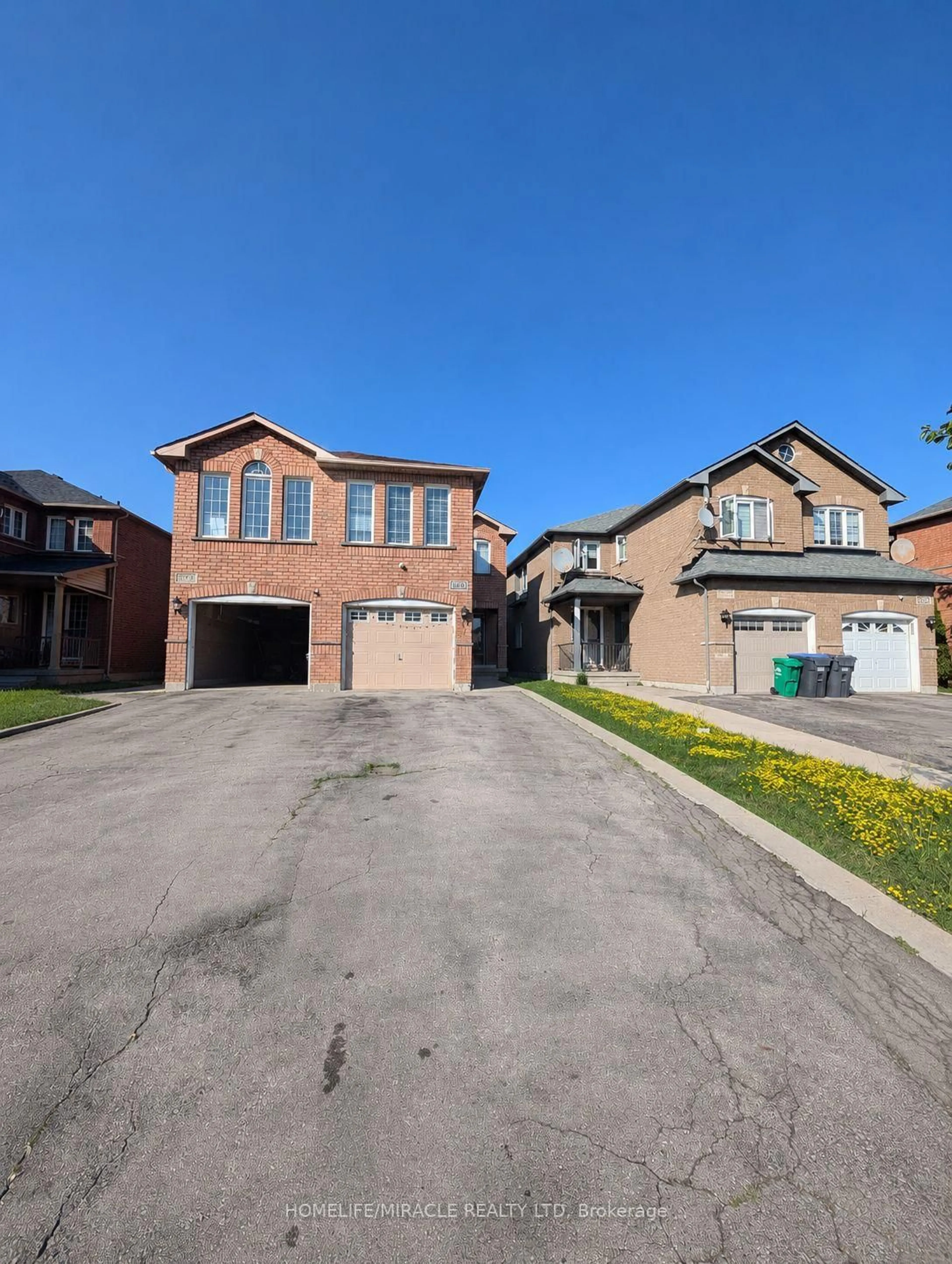 A pic from outside/outdoor area/front of a property/back of a property/a pic from drone, street for 5986 Gant Cres, Mississauga Ontario L5V 2T6