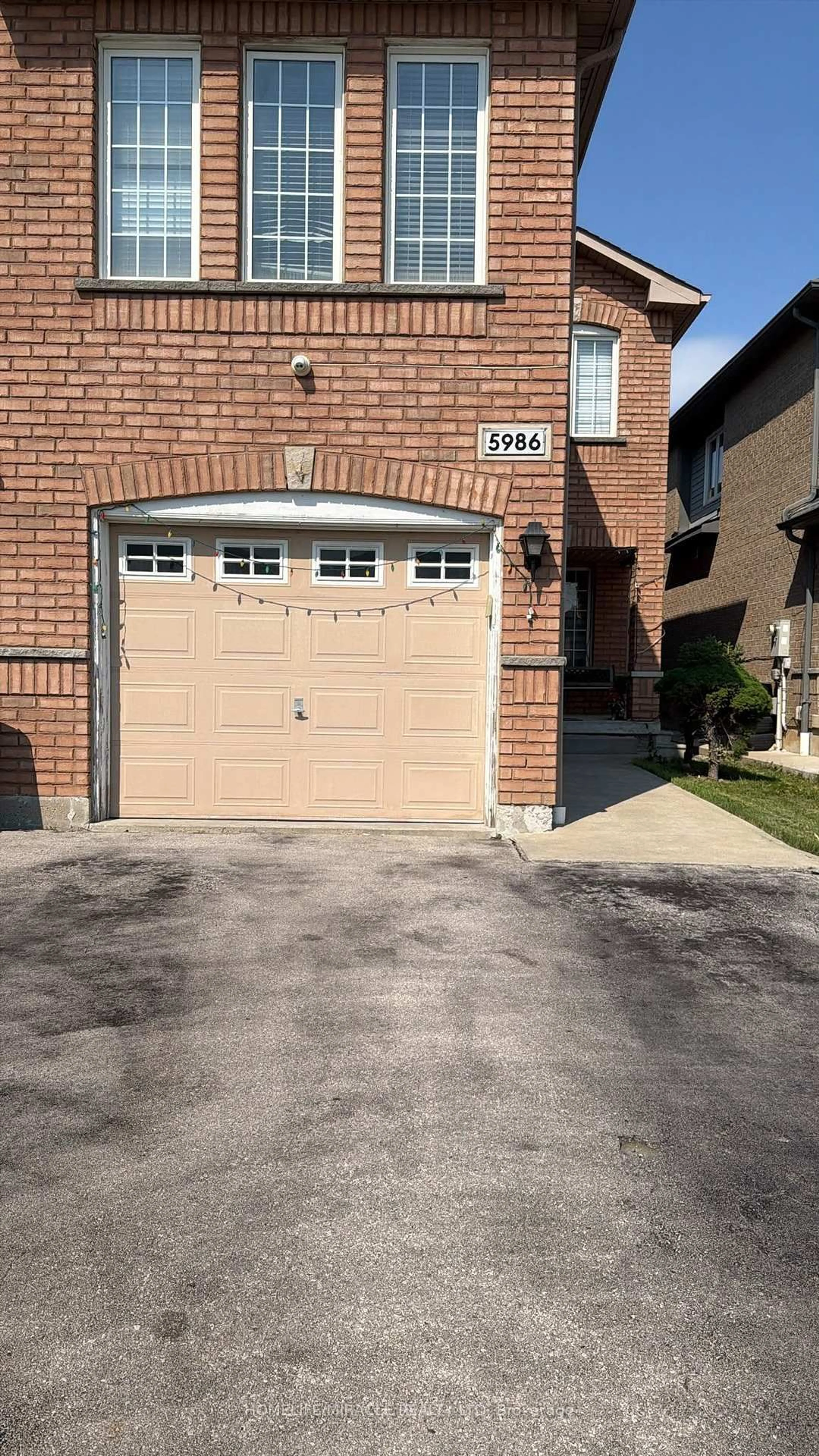 Indoor garage for 5986 Gant Cres, Mississauga Ontario L5V 2T6