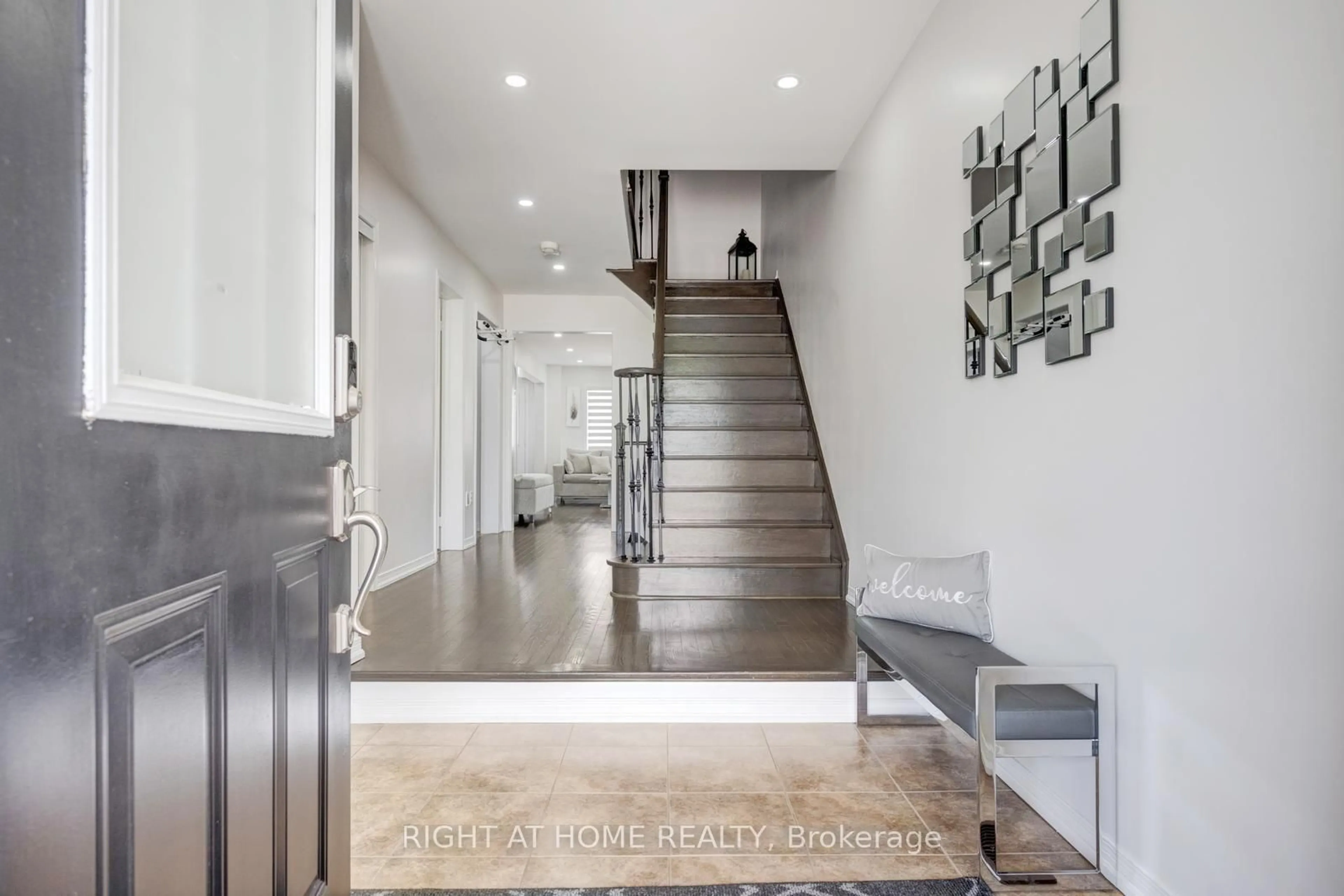 Indoor entryway for 47 Oklahoma Dr, Brampton Ontario L6P 3J7