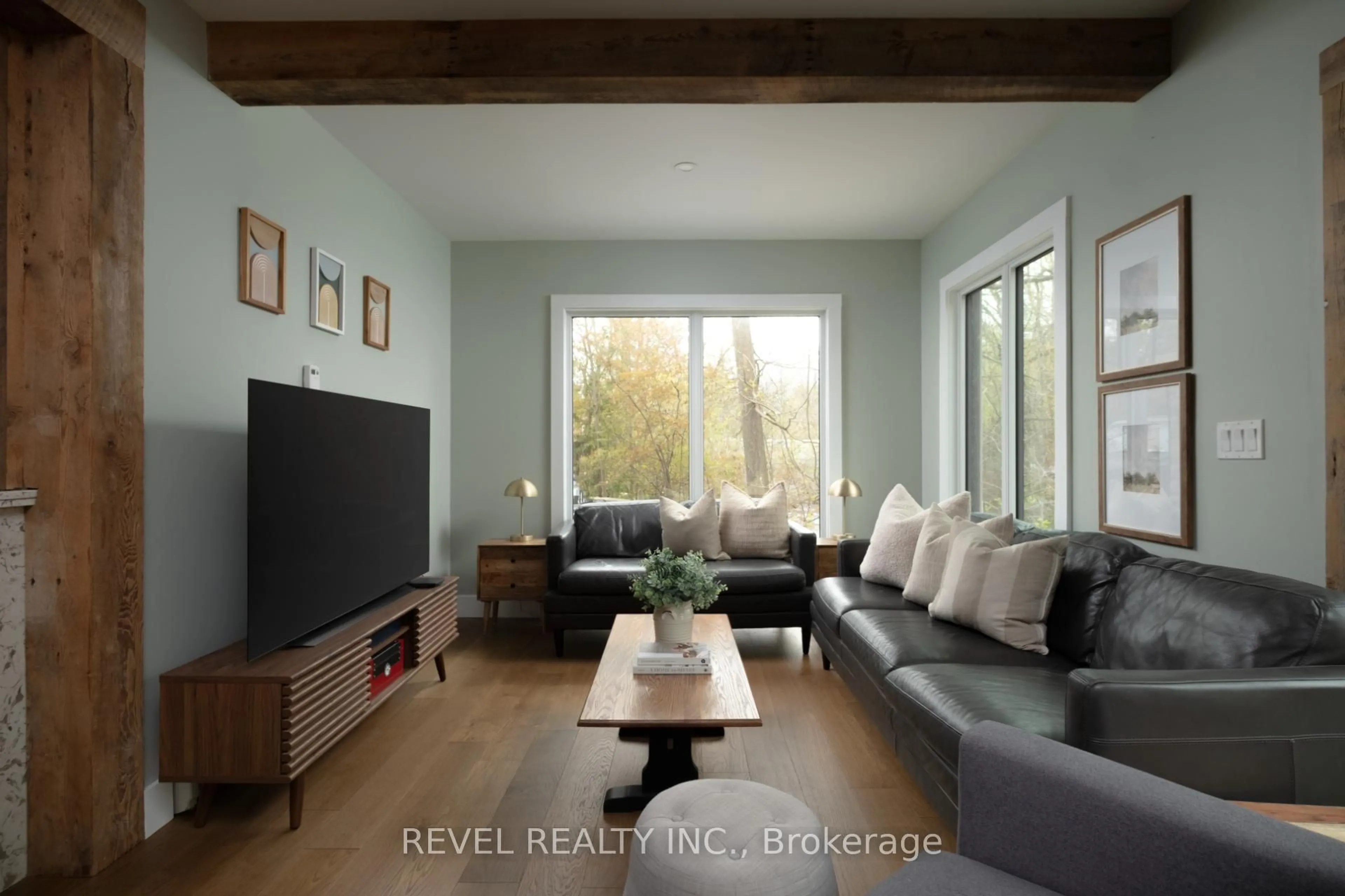 Living room with furniture, wood/laminate floor for 1470 Queen St, Caledon Ontario L7K 0E4