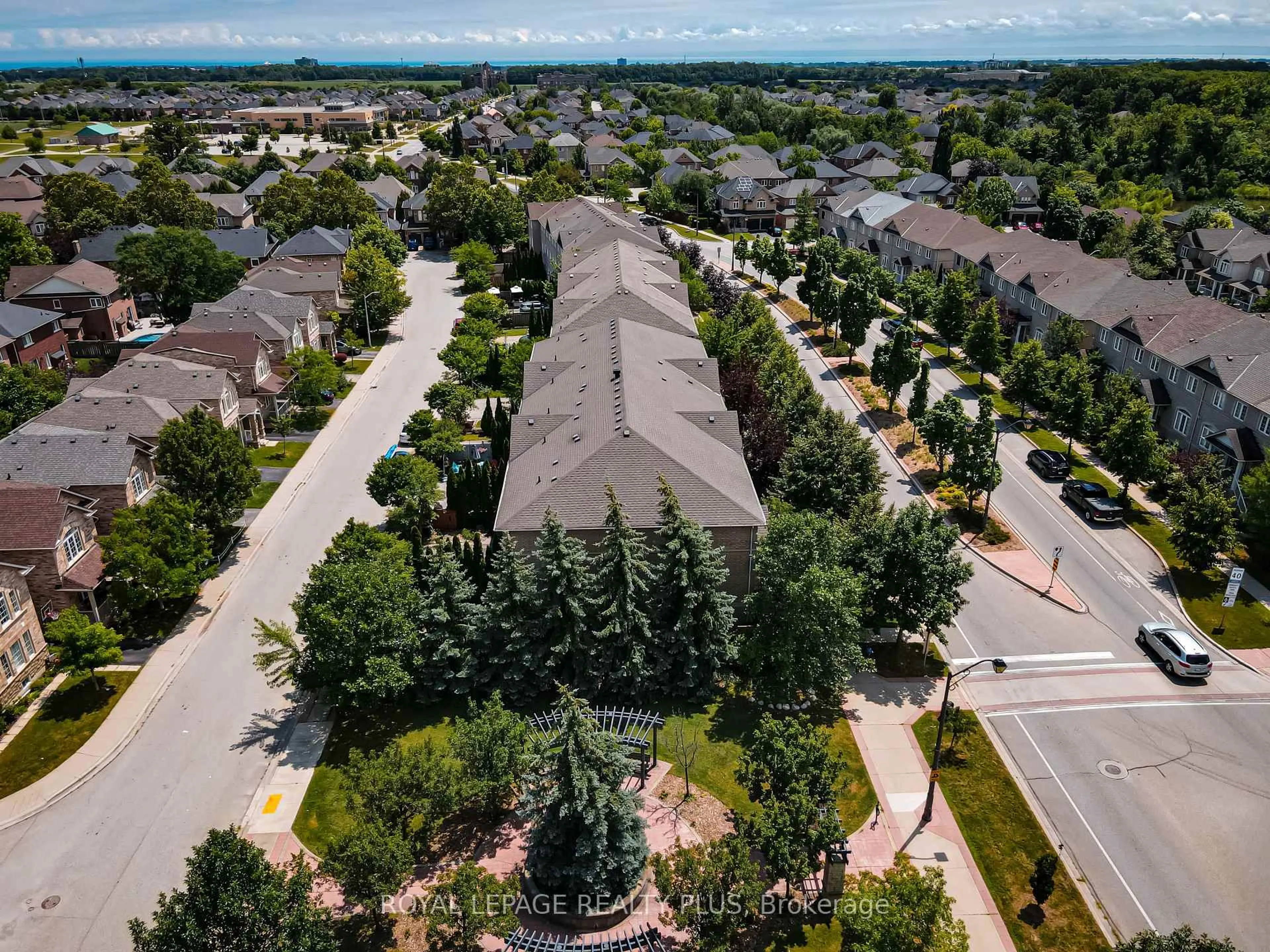 A pic from outside/outdoor area/front of a property/back of a property/a pic from drone, street for 2333 Sutton Dr, Burlington Ontario L7L 6Y9