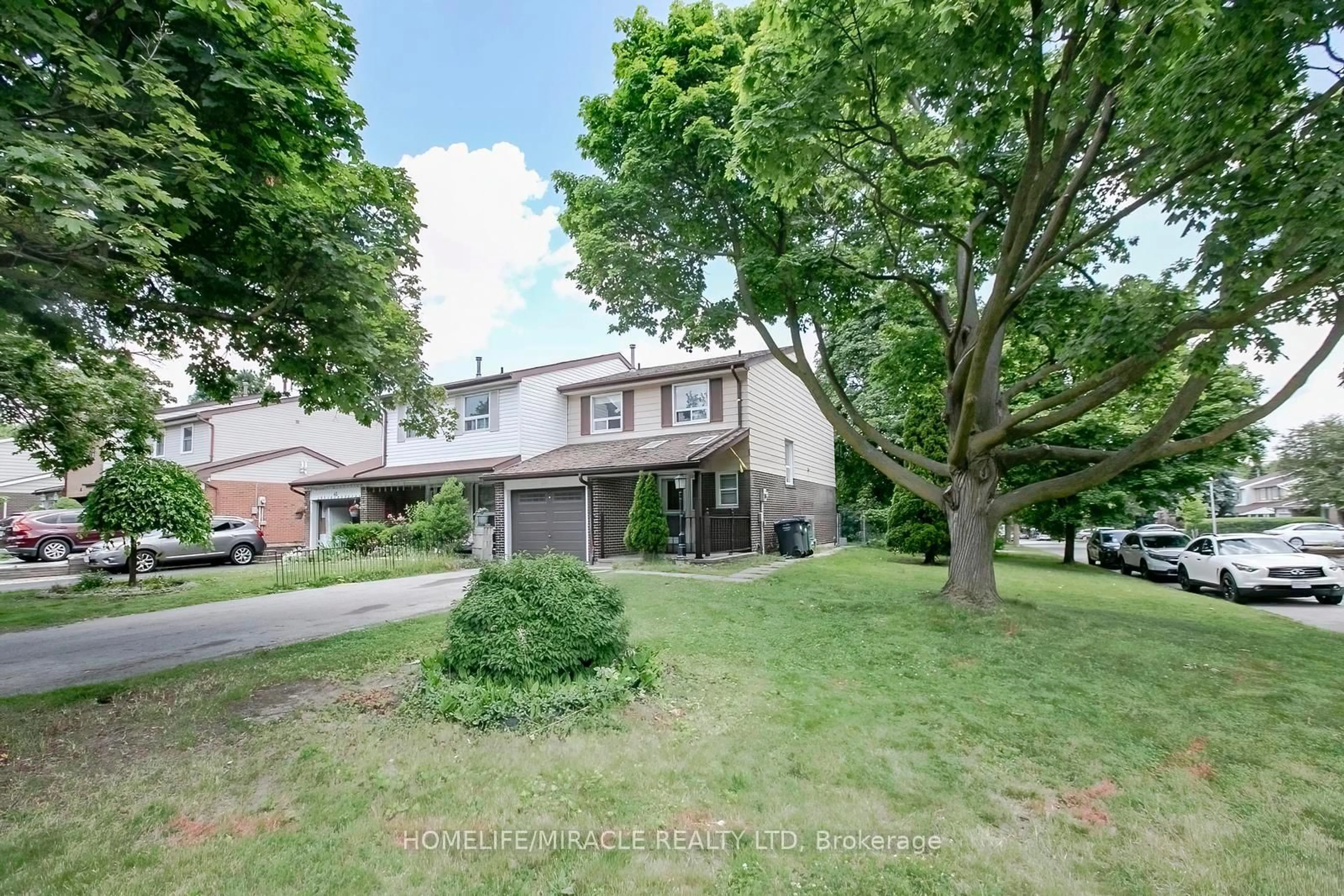 A pic from outside/outdoor area/front of a property/back of a property/a pic from drone, street for 47 Longbourne Cres, Brampton Ontario L6S 2R8