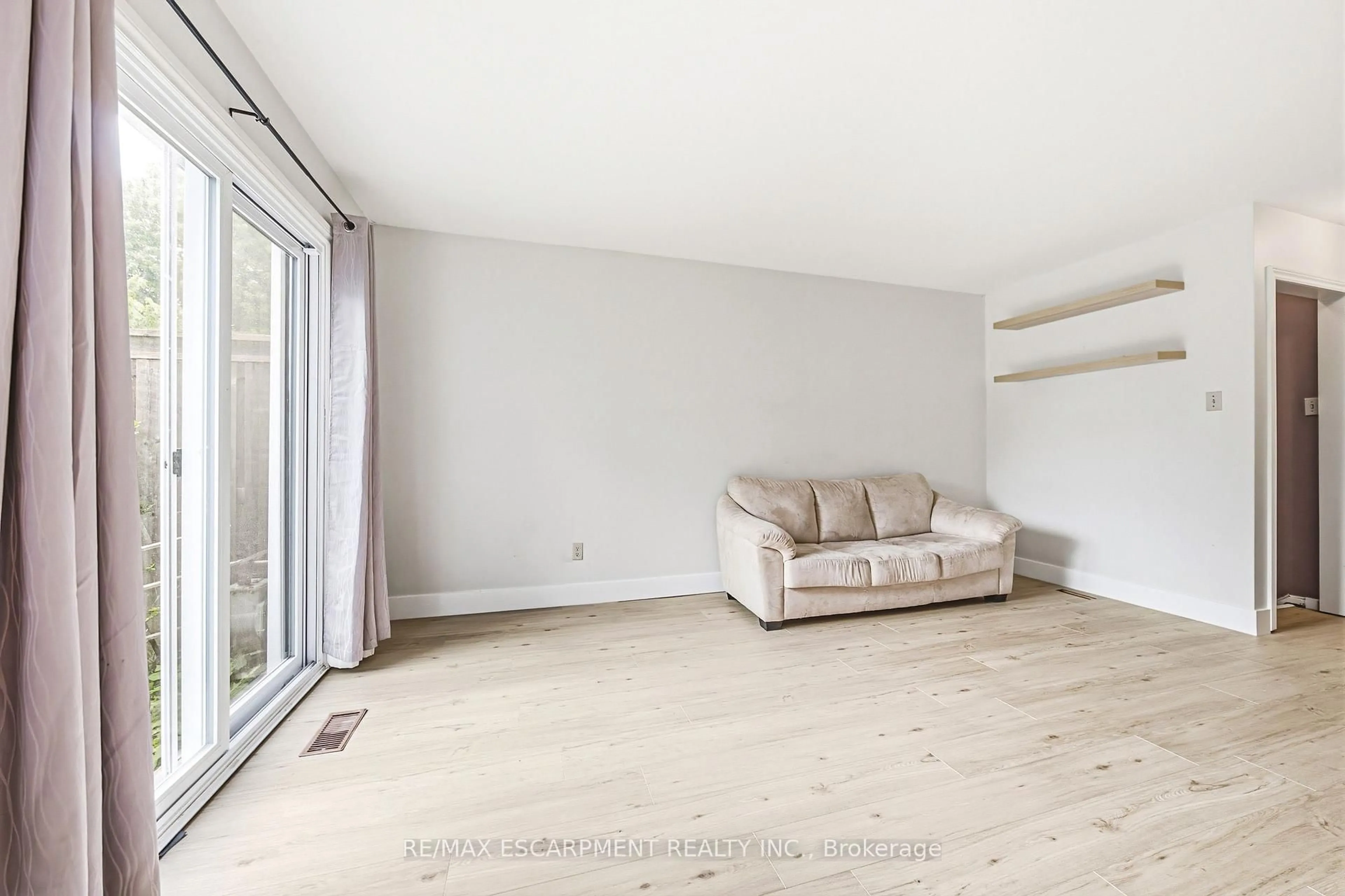 Living room with furniture, wood/laminate floor for 564 Sheraton Rd #14, Burlington Ontario L7L 4B2