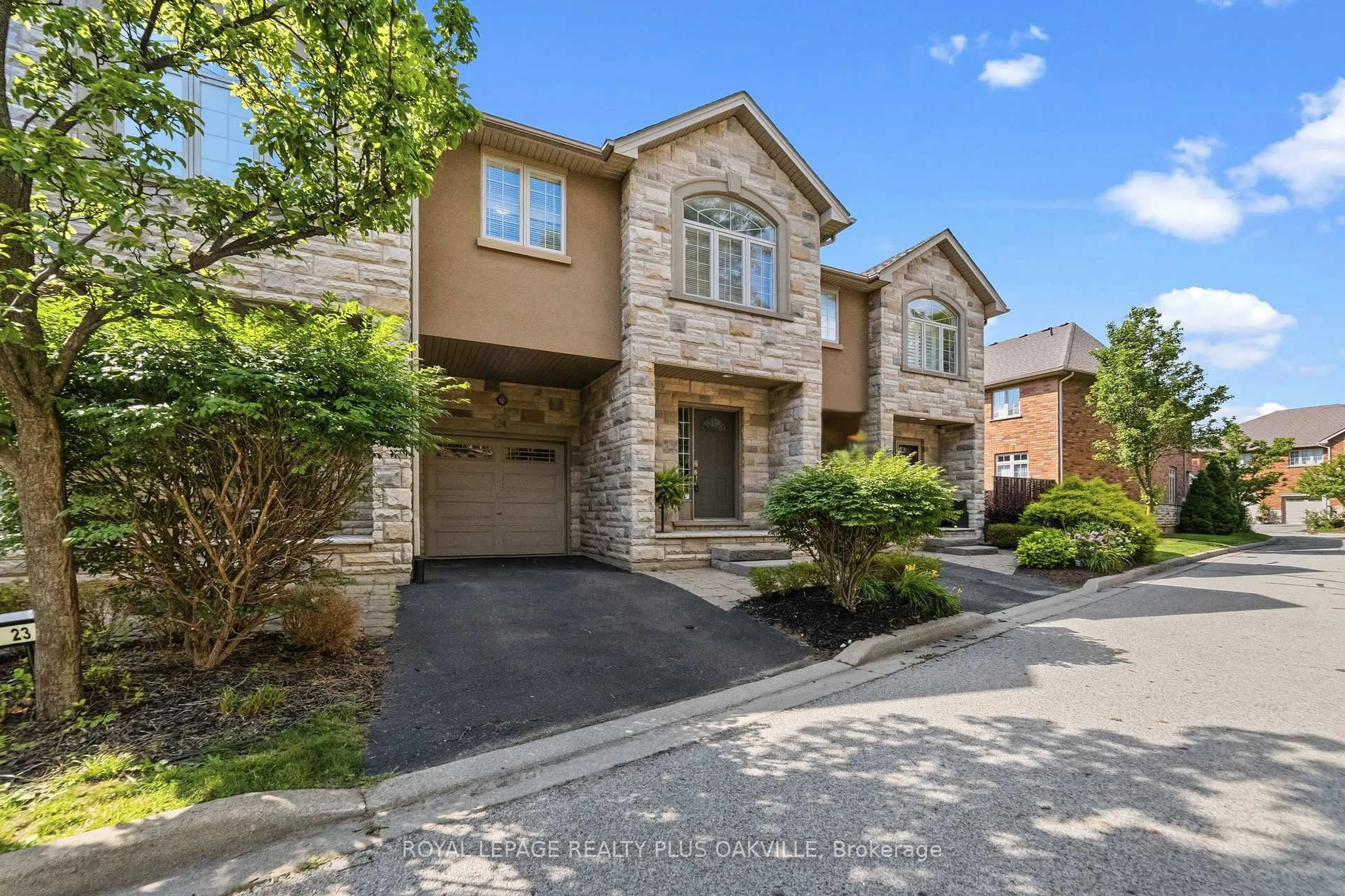 Home with brick exterior material, street for 2282 Orchard Rd #24, Burlington Ontario L7L 0B5