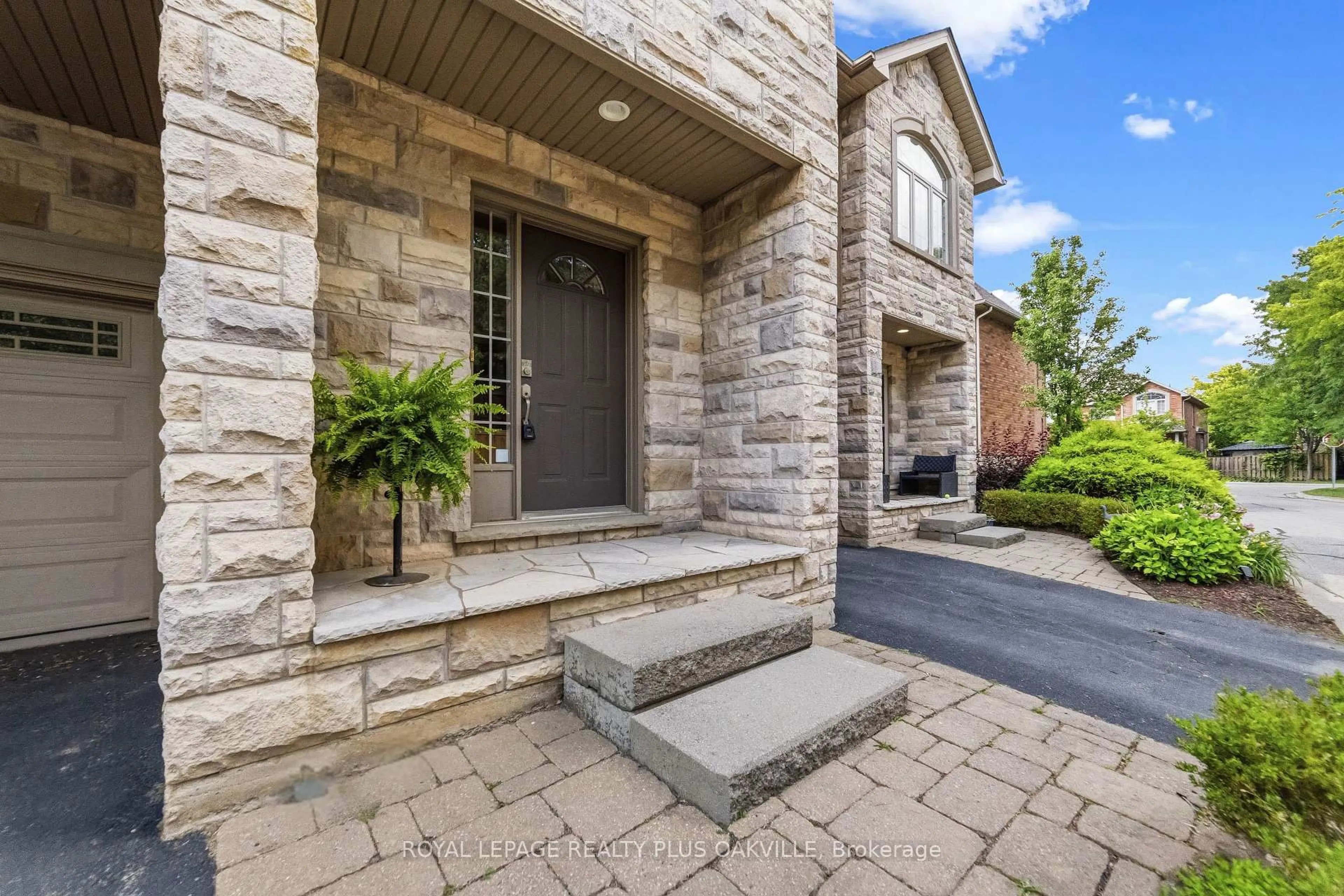 Home with brick exterior material, street for 2282 Orchard Rd #24, Burlington Ontario L7L 0B5