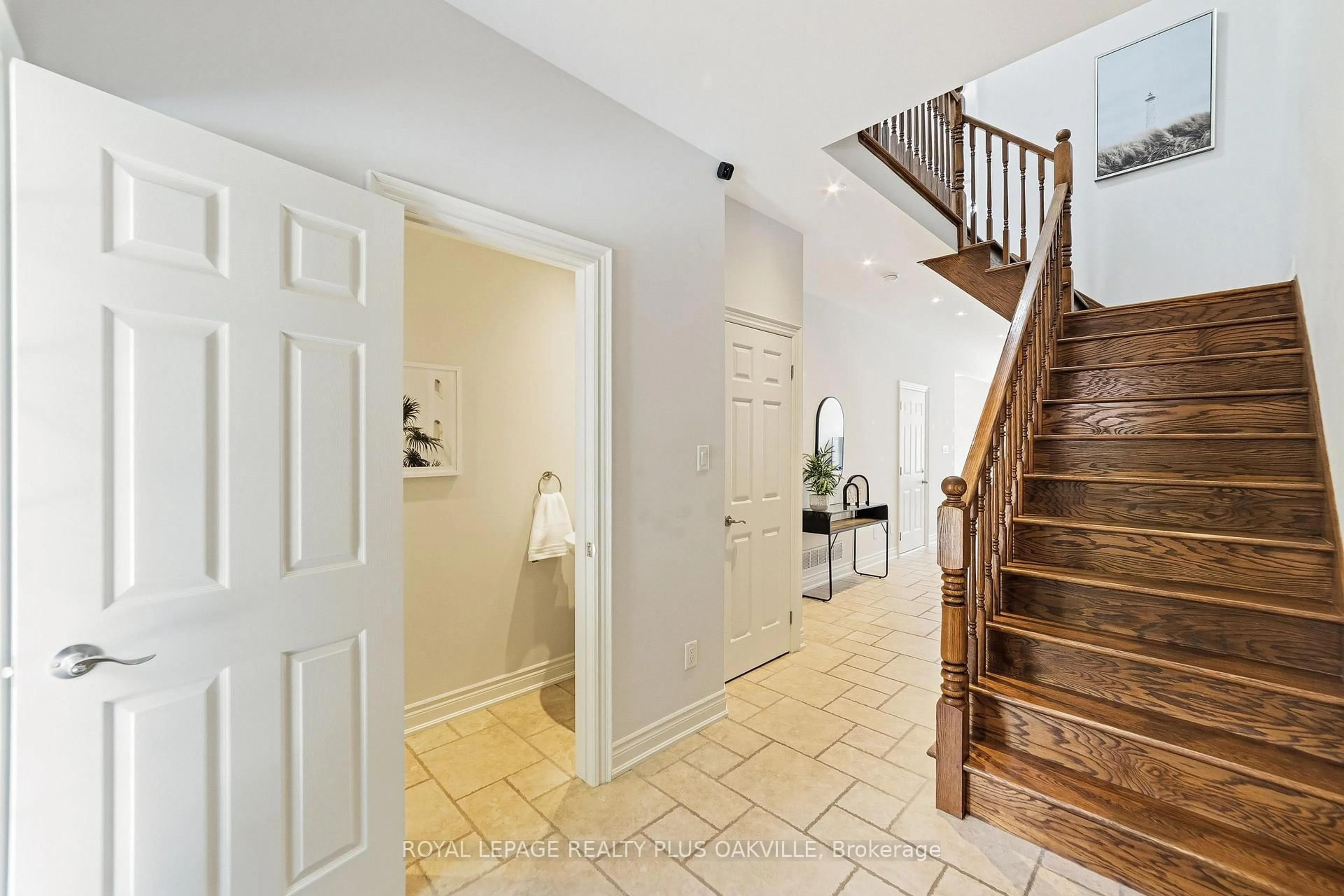 Indoor entryway for 2282 Orchard Rd #24, Burlington Ontario L7L 0B5