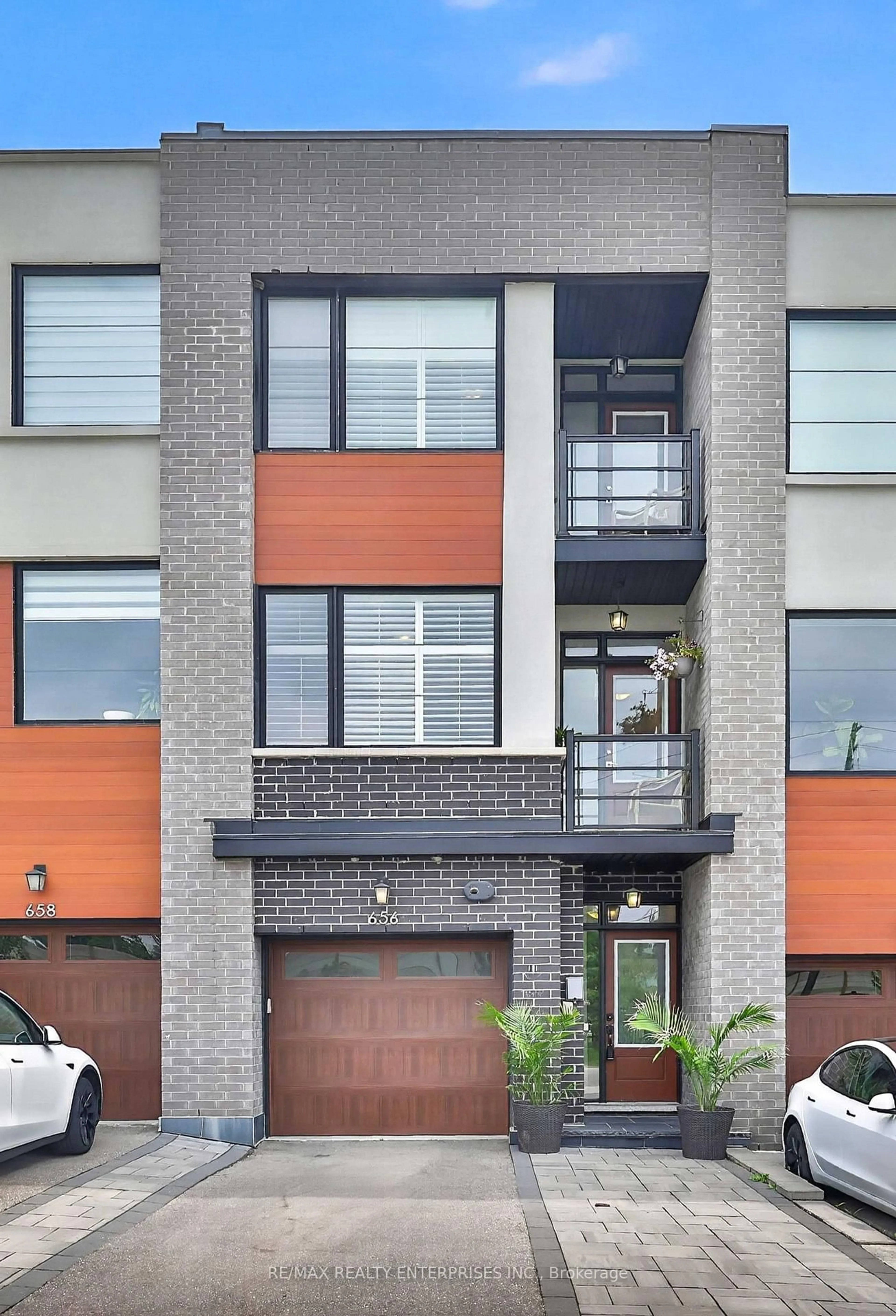 Home with brick exterior material, street for 656 Tupelo Crt, Mississauga Ontario L5G 0C4