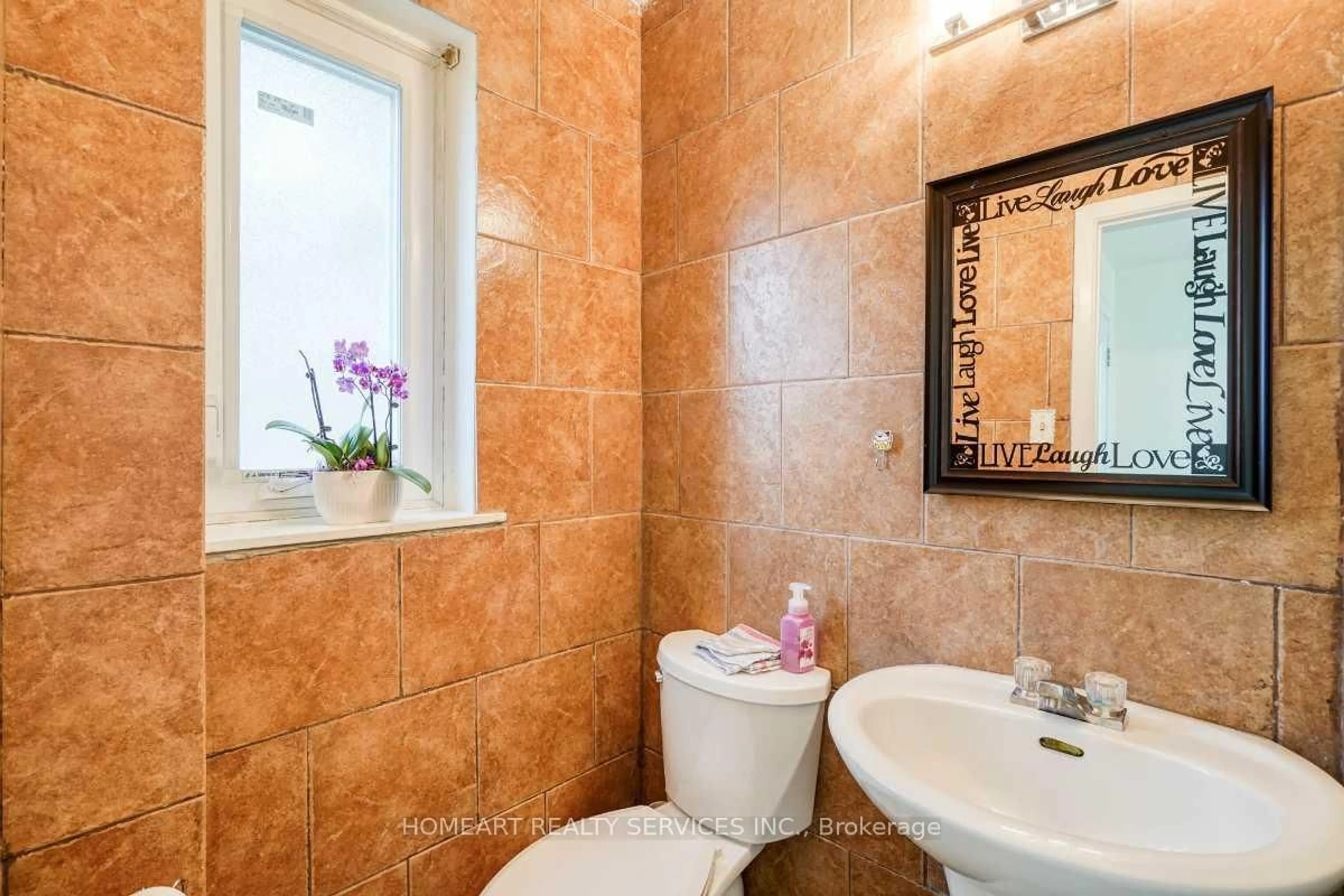 Standard bathroom, ceramic/tile floor for 27 Gosford Blvd #1, Toronto Ontario M3N 2G7