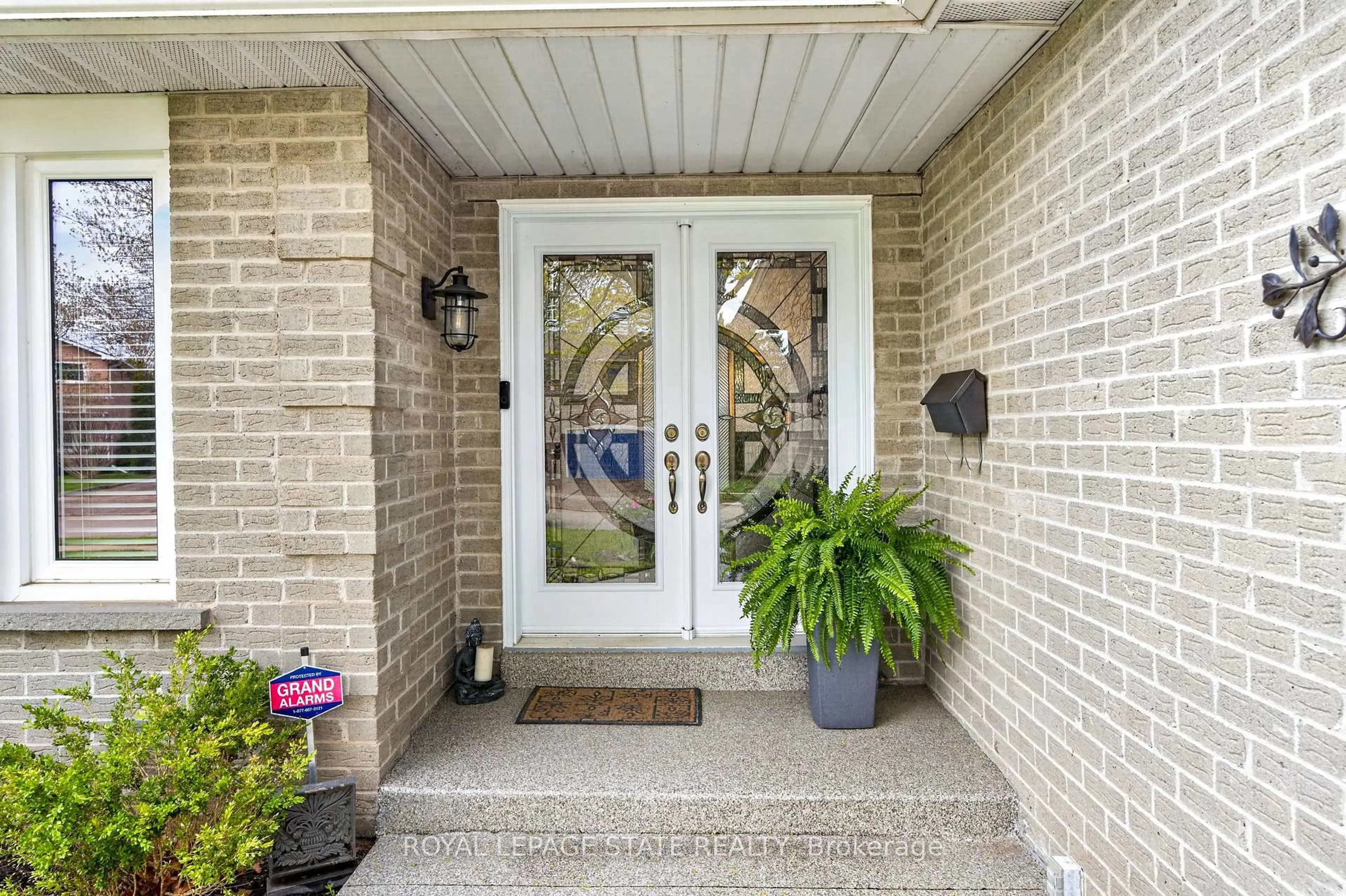 Indoor entryway for 3086 Swansea Dr, Oakville Ontario L6L 6H6