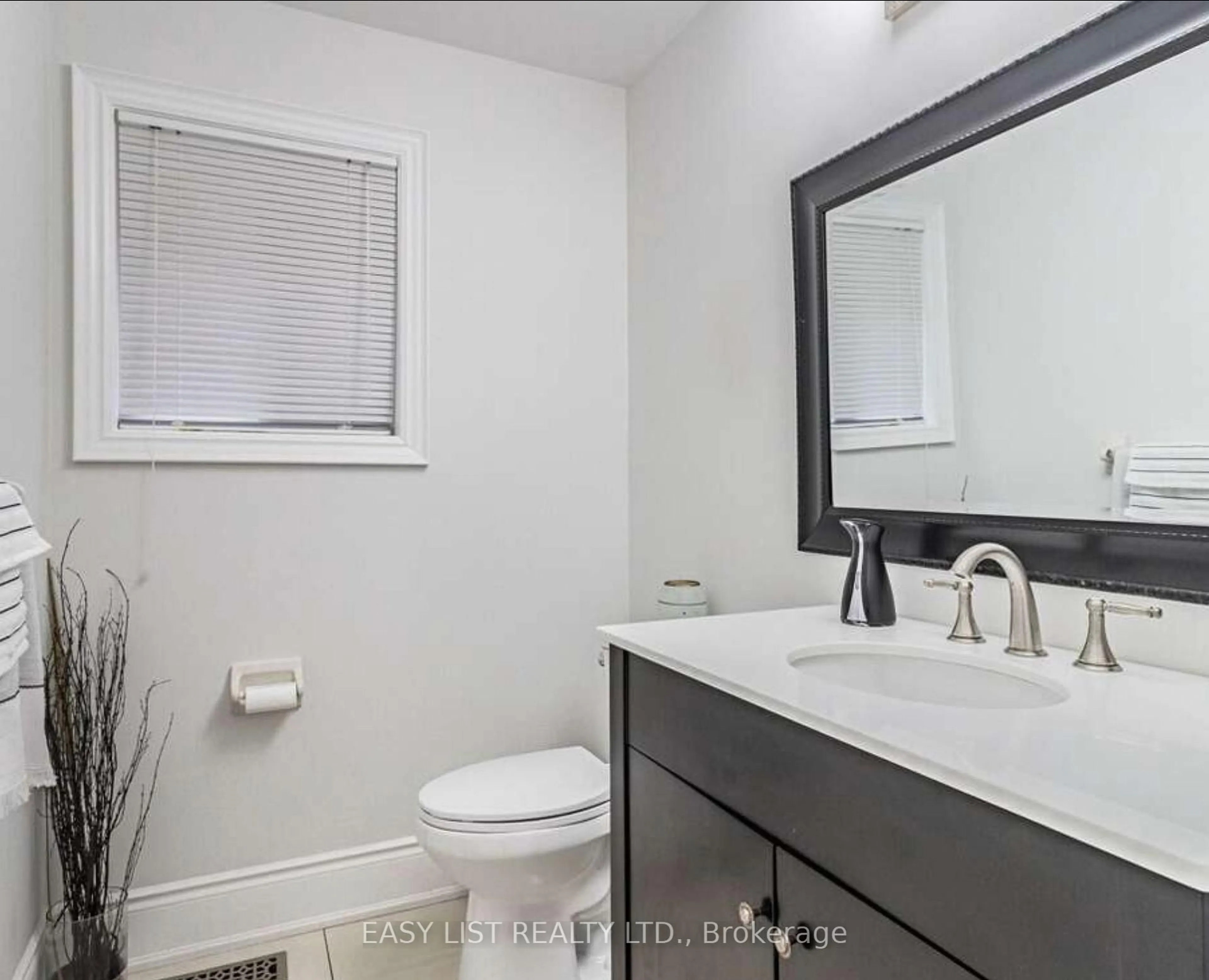 Standard bathroom, ceramic/tile floor for 3562 Aquinas Ave, Mississauga Ontario L5M 7L7