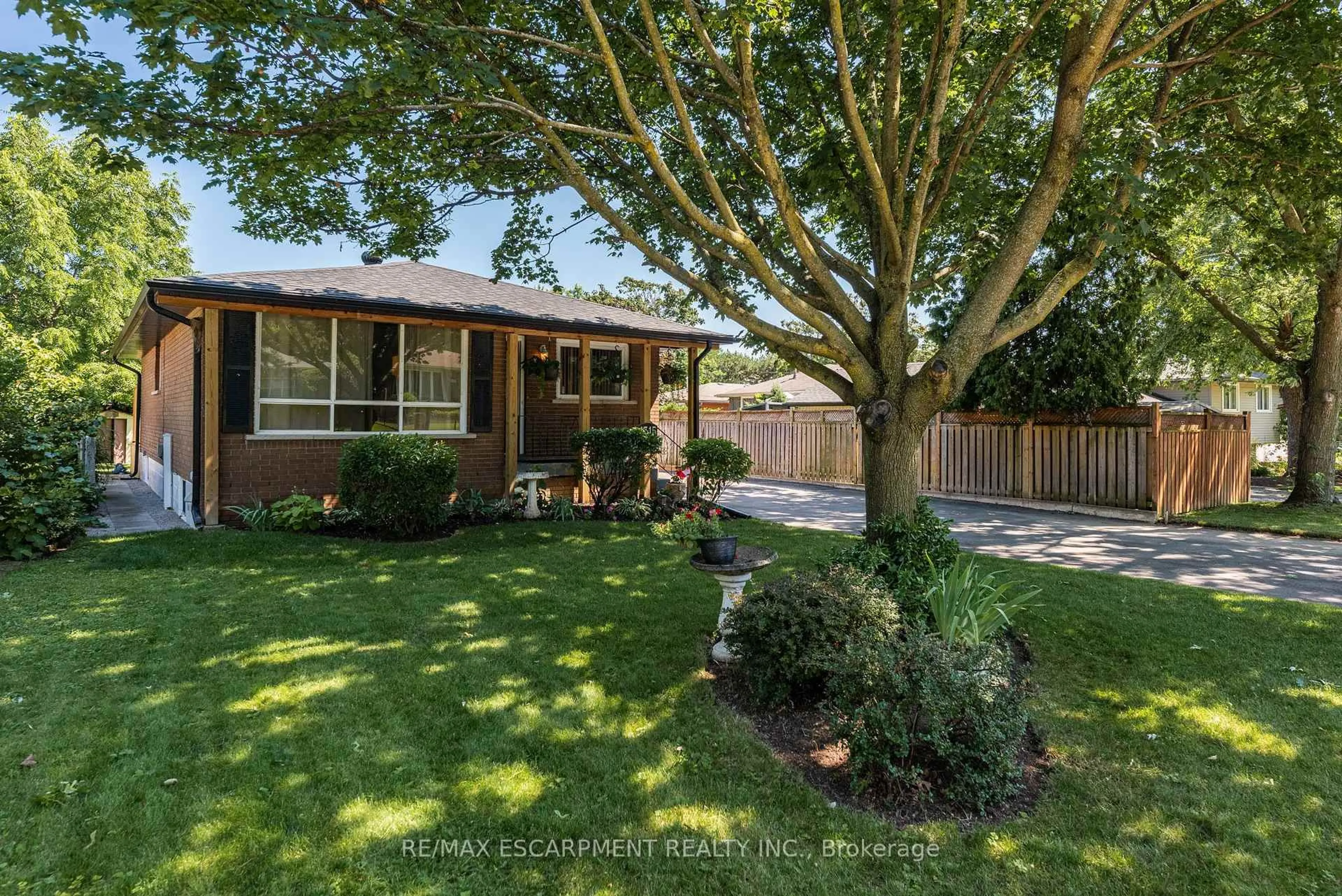 A pic from outside/outdoor area/front of a property/back of a property/a pic from drone, street for 1315 Rosemary Cres, Burlington Ontario L7P 2P3