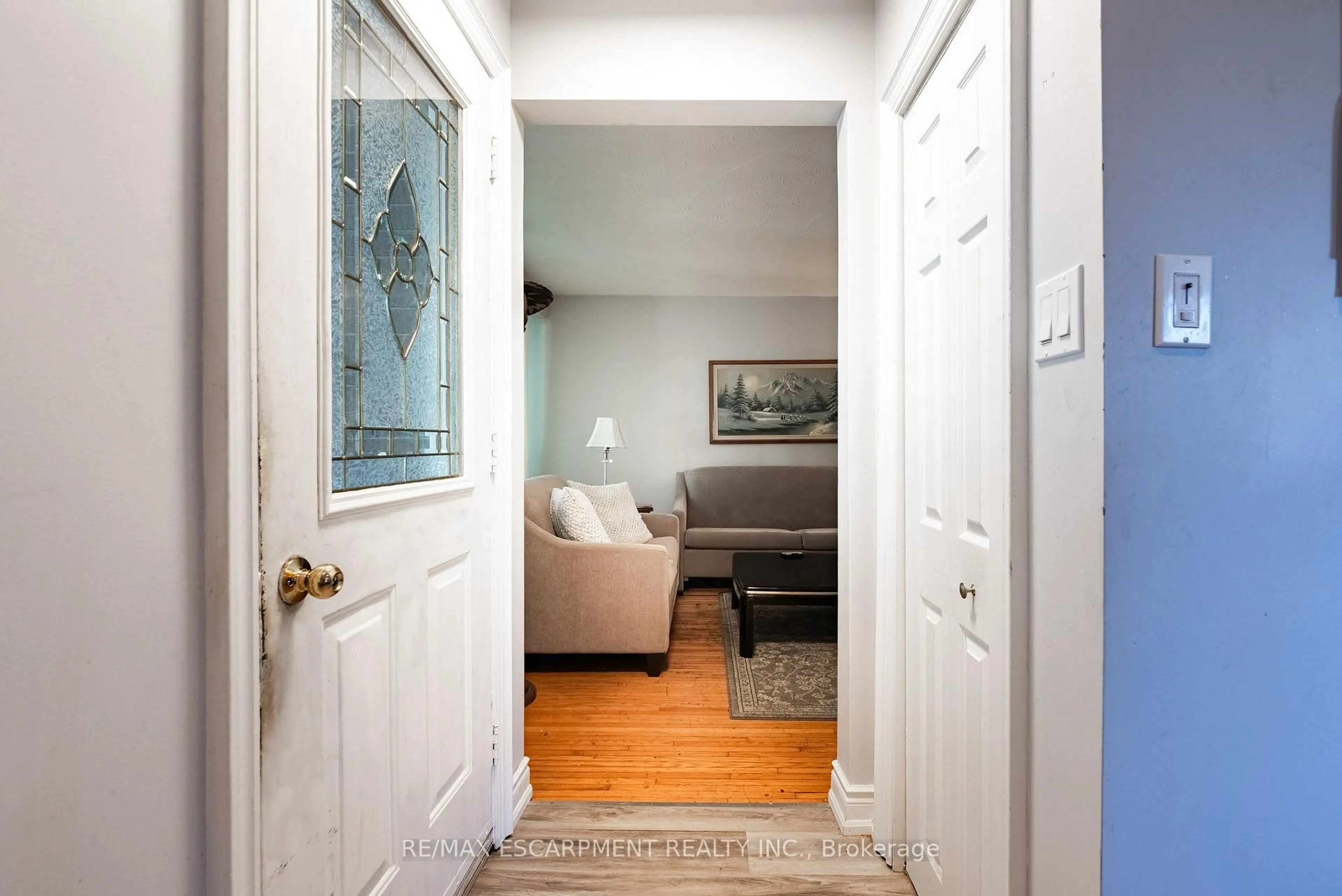 Indoor entryway for 1315 Rosemary Cres, Burlington Ontario L7P 2P3
