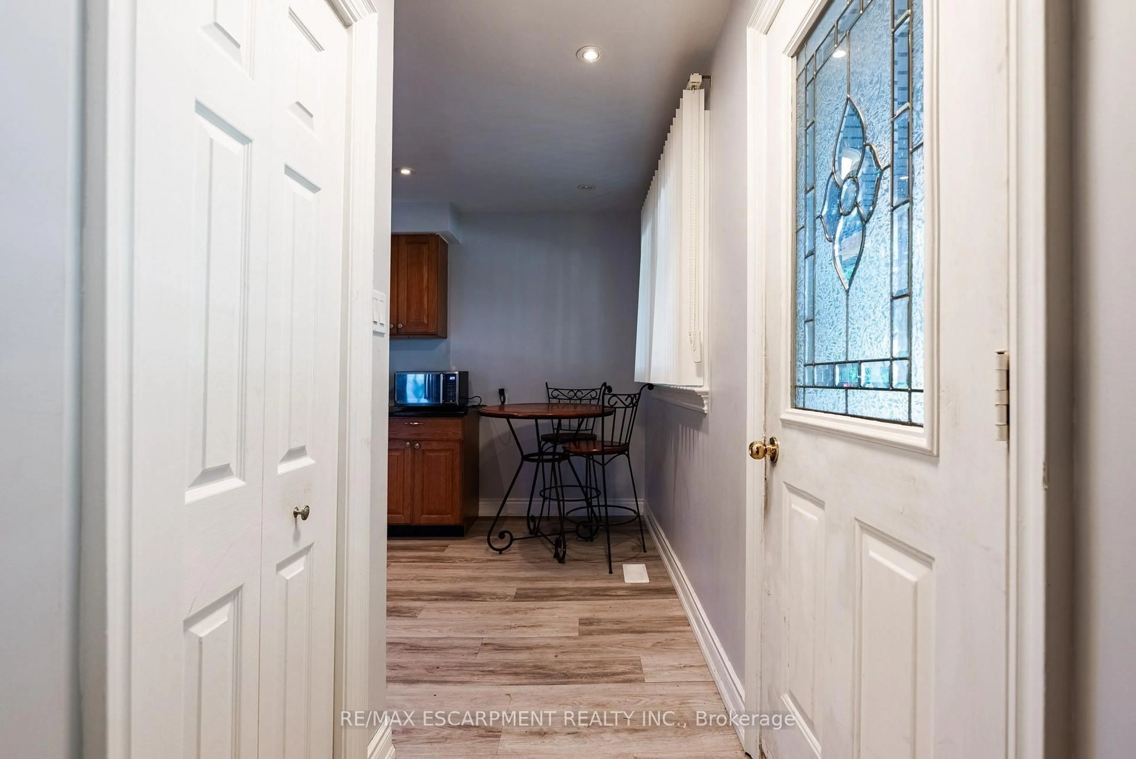Indoor entryway for 1315 Rosemary Cres, Burlington Ontario L7P 2P3